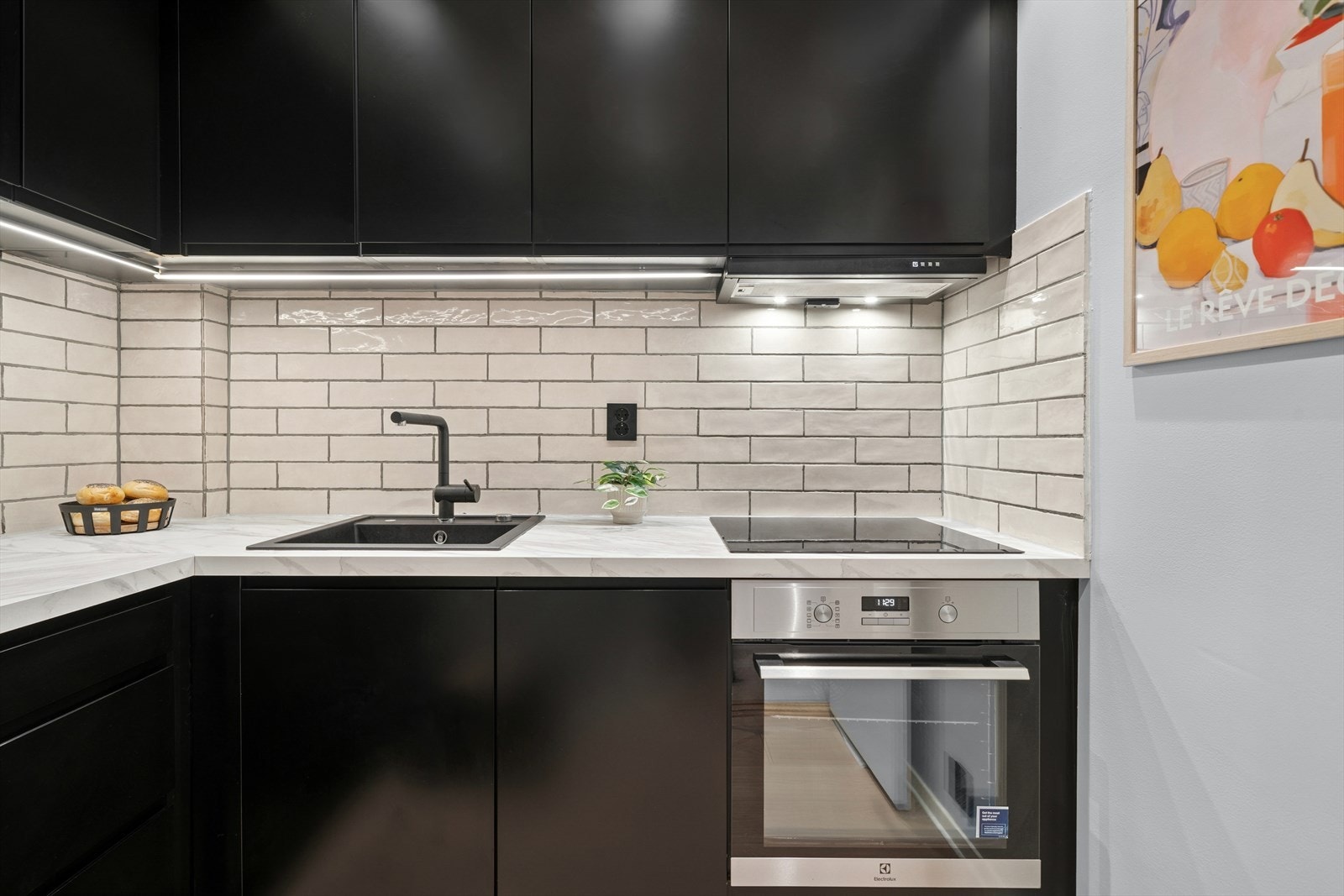 Flislagt vegg mellom benkeskap og overskap, stikkontakter over kjøkkenbenk, samt led benkebelysning oppunder overskap. Kjøkkenventilator med avtrekk ut. Det er montert komfyrvakt og waterguard (lekkasjevarsler). Galleribilde