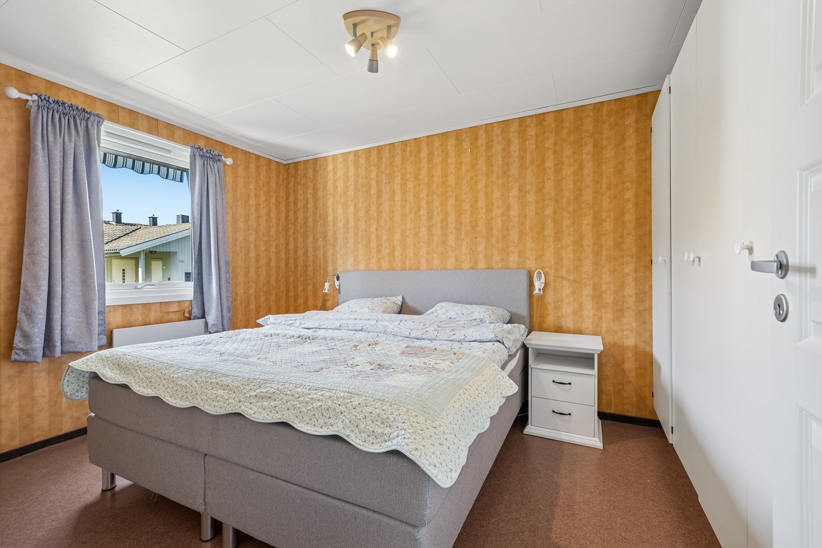 Soverommet har god plass til dobbeltseng og rikelig med garderobeskap, som gir praktisk oppbevaring og bidrar til et ryddig og funksjonelt rom. Galleribilde