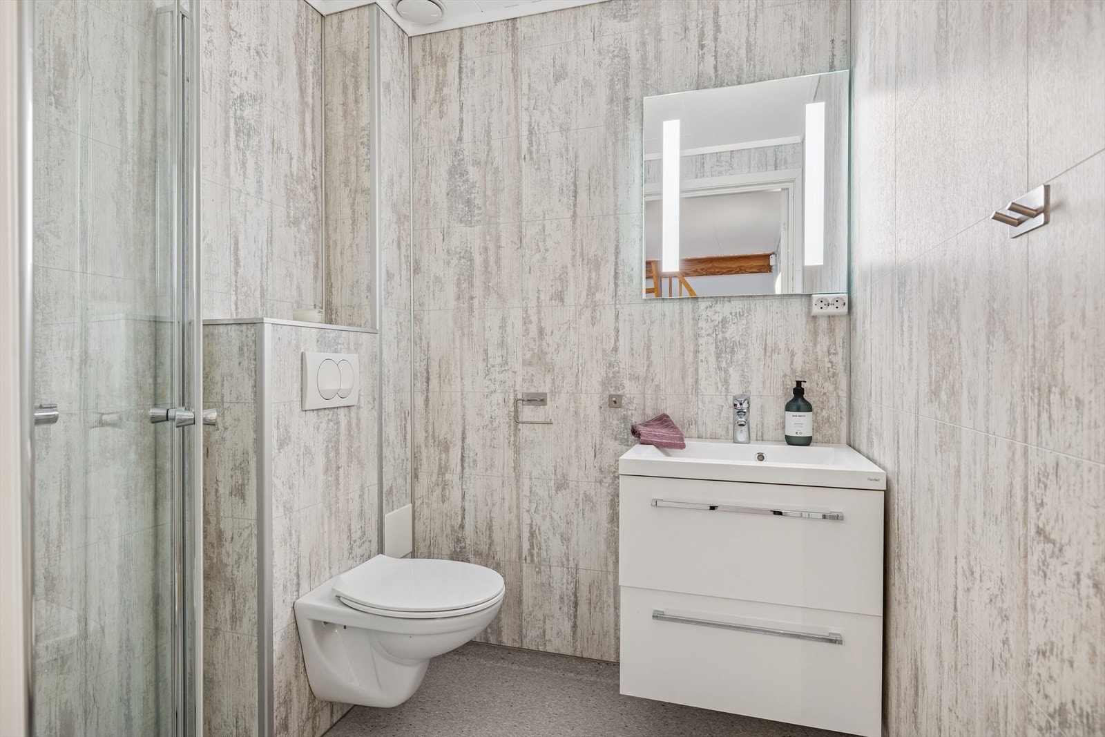 Boligen har to baderom, ett i hver etasje - en praktisk løsning for familien. Begge badene er nylig pusset opp og fremstår moderne. Galleribilde