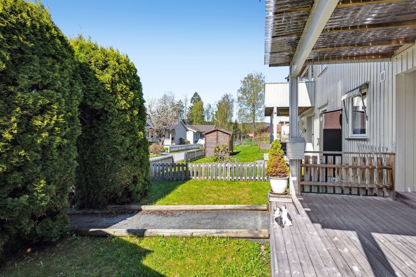 Adkomsten er gruset og det er anlagt gressplen som gir en innbydende inngangssone. I tillegg finnes en utvendig bod som egner seg godt til oppbevaring av hageredskaper og sesongutstyr. Galleribilde