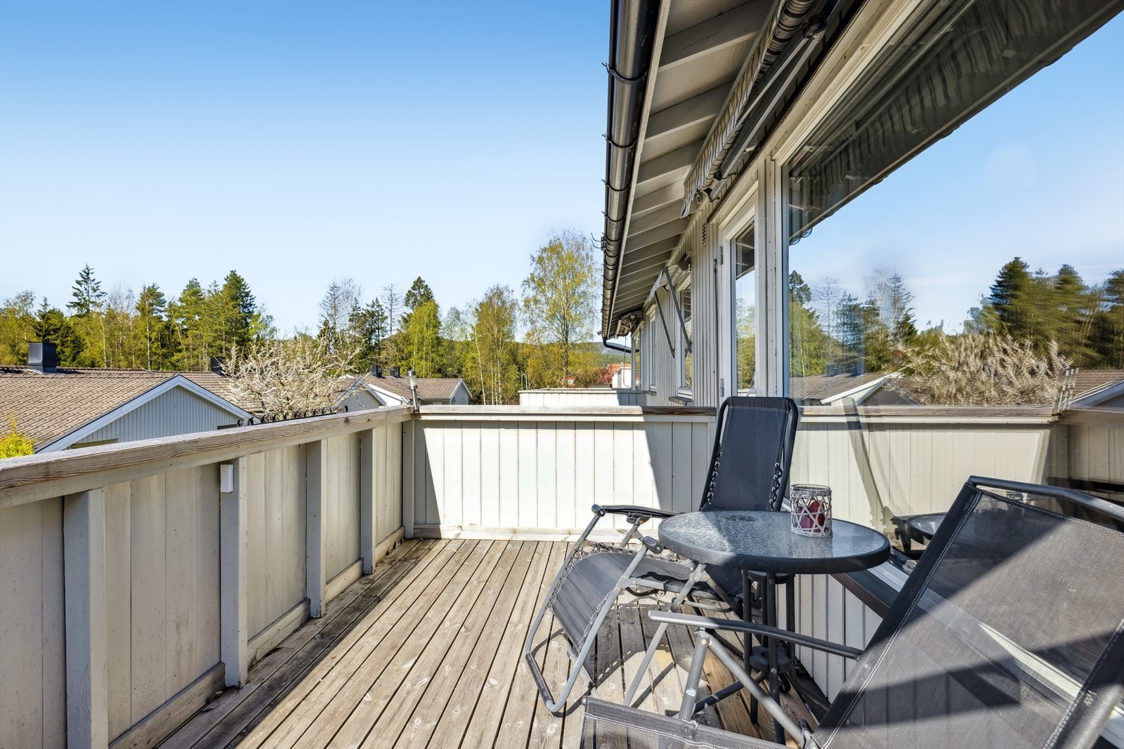 Trivelig og usjenert sørvestvendt veranda på ca. 9 kvm - perfekt for ettermiddagssol og hyggelige stunder med flott utsyn over nærområdet. Galleribilde