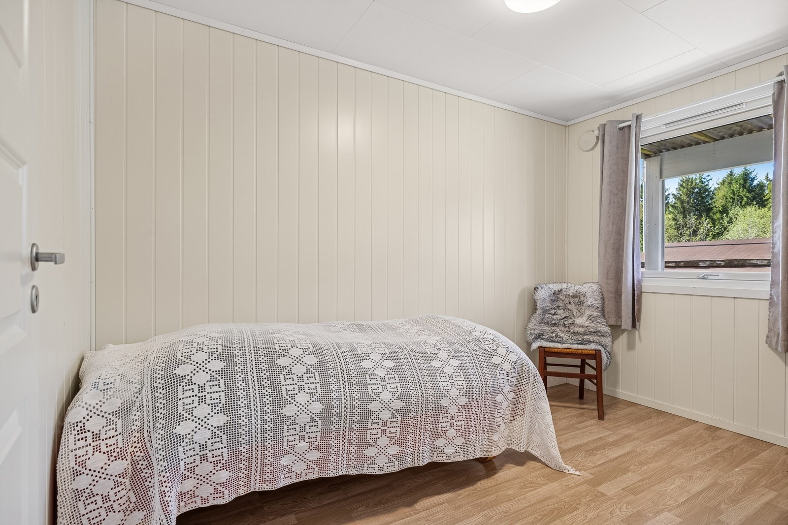 Dette soverommet i underetasjen er pusset opp med laminat på gulvet og malte MDF-plater på veggene. Merk at rommet er innredet uten formell godkjenning fra kommunen eller borettslaget. Se info under punkt ferigattest i salgasoppgave. Galleribilde