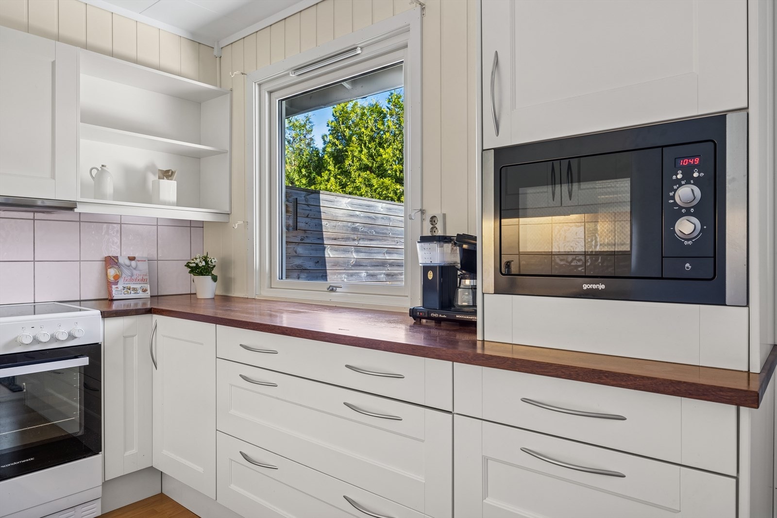 Kjøkken med god benkeplass og rikelig med skap - her er det både praktisk og lyst, med store vinduer over benk som slipper inn rikelig med dagslys. Galleribilde