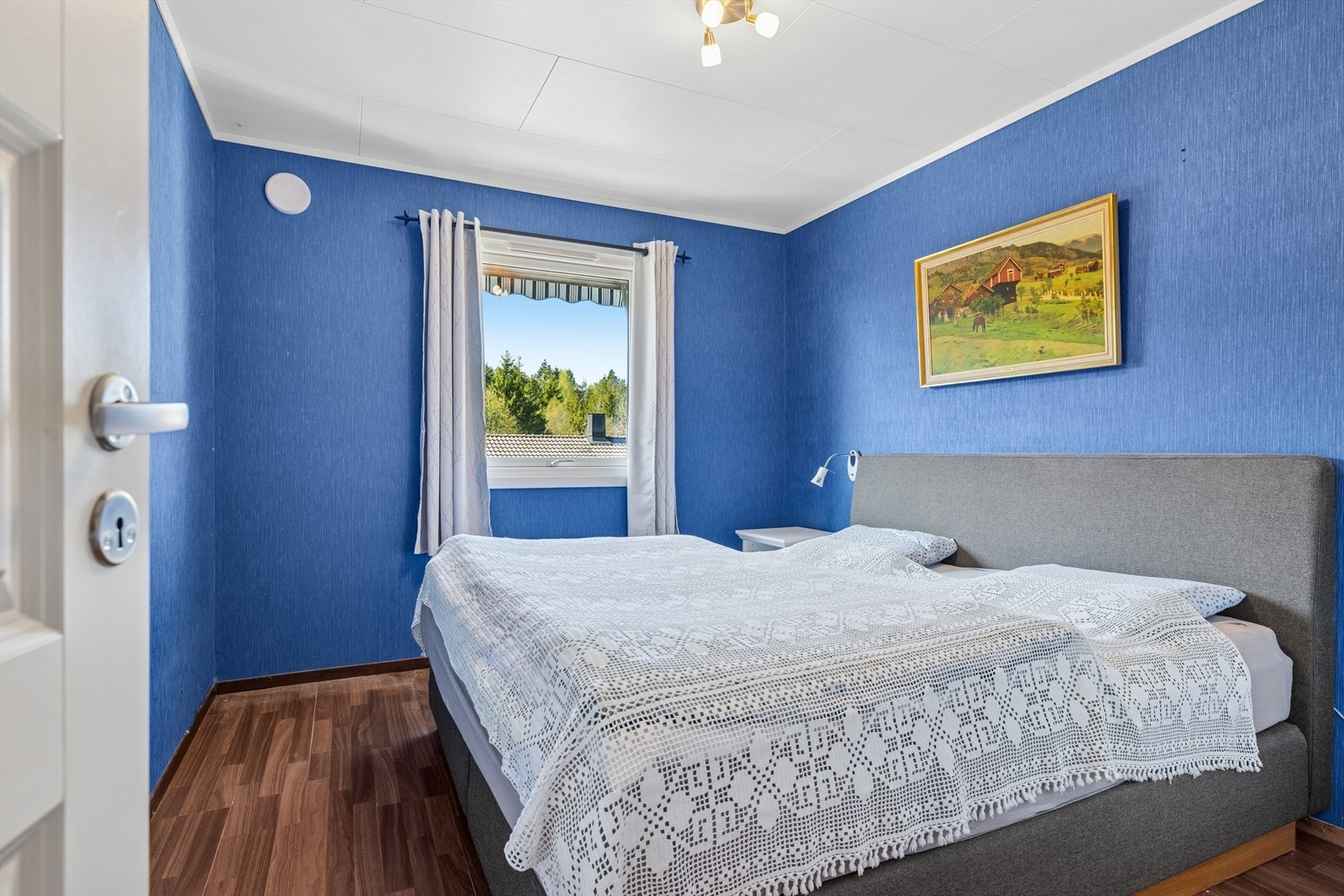 Soverommet i hovedetasjen er romslig og gir god plass til både seng og møbler. Her finner du også rikelig med garderobeskap, som gir god oppbevaringsplass og holder rommet ryddig. Galleribilde