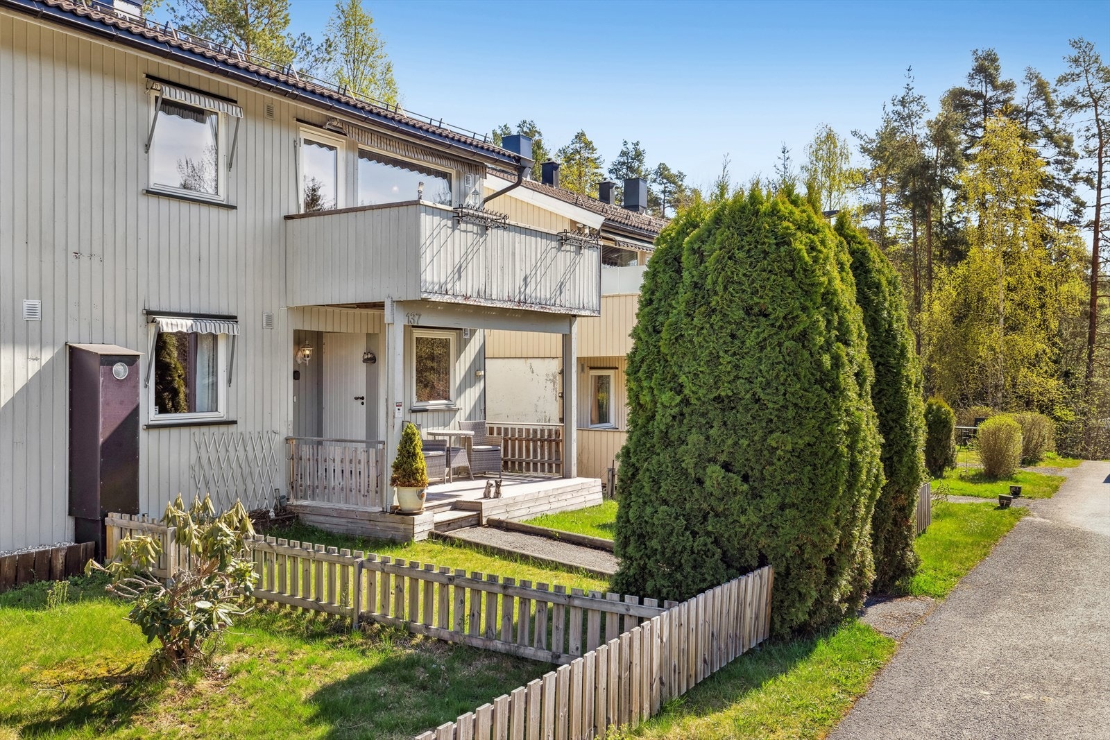 Velkommen til Røyvegen 137 er fin familiebolig nest innerst i blindvei - ingen gjennomgangstrafikk. Jeanette A Eriksrød i DNB Eiendom har gleden av å invitere til visning. Galleribilde