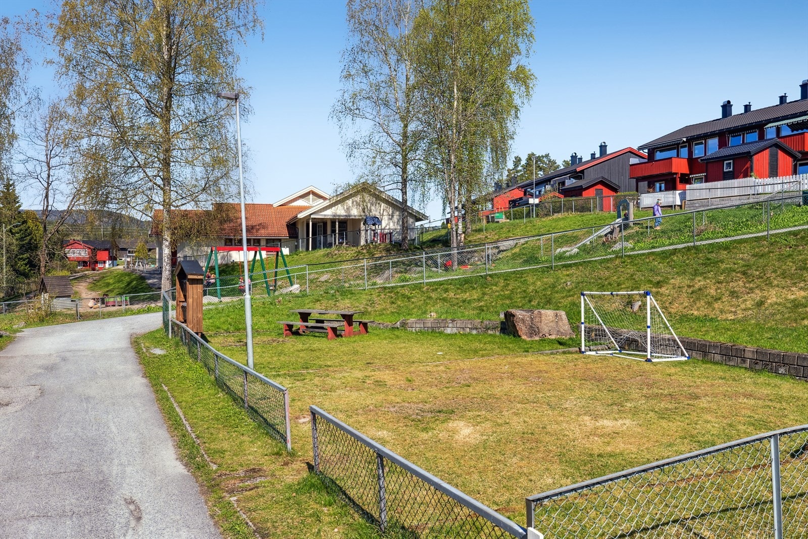 Trygt bomiljø med bilfrie internveier og lekeplasser i nærheten. Galleribilde