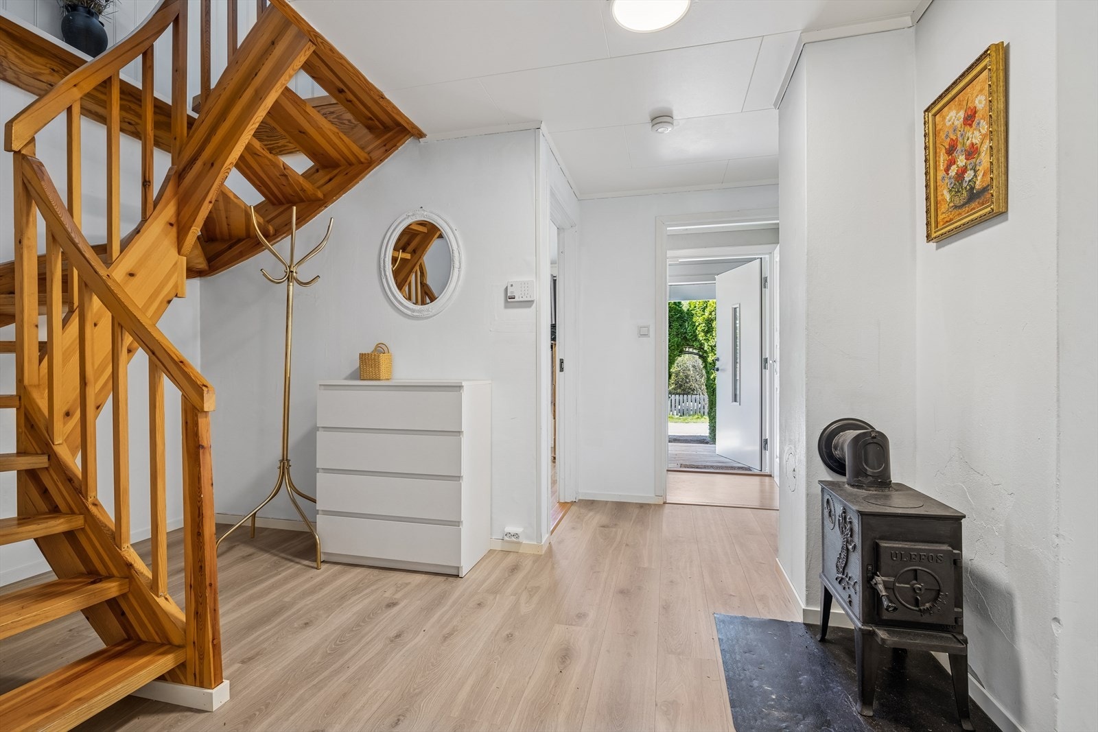 Stor gang med rikelig plass til både små og store for enkel av- og påkledning. Ideell for å organisere familiens yttertøy og sko. Galleribilde