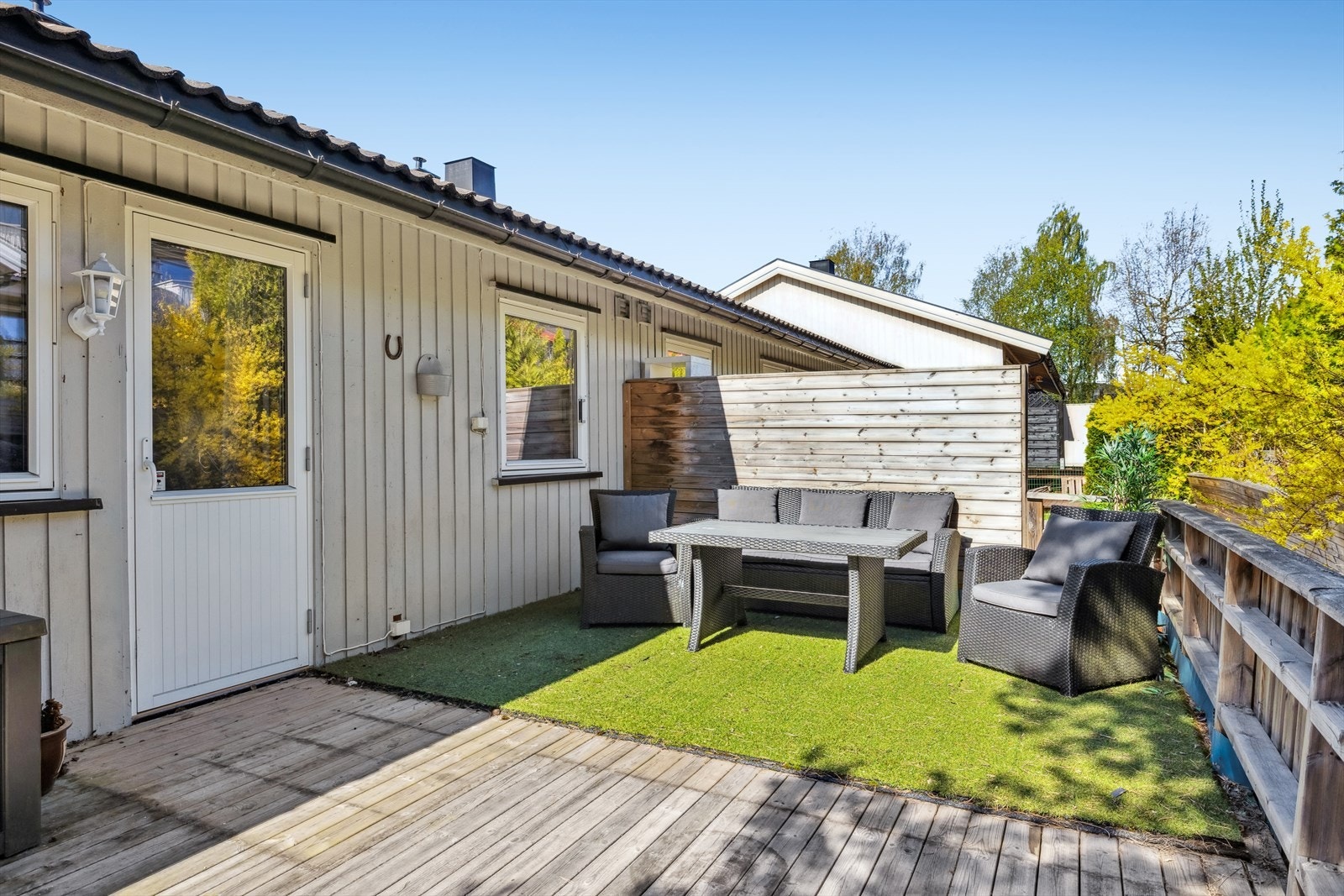 Levegger og beplantning gir et godt skjermet uteområde, som beskytter mot innsyn og skaper en privat og rolig atmosfære - perfekt for avslapning på terrassen. Galleribilde