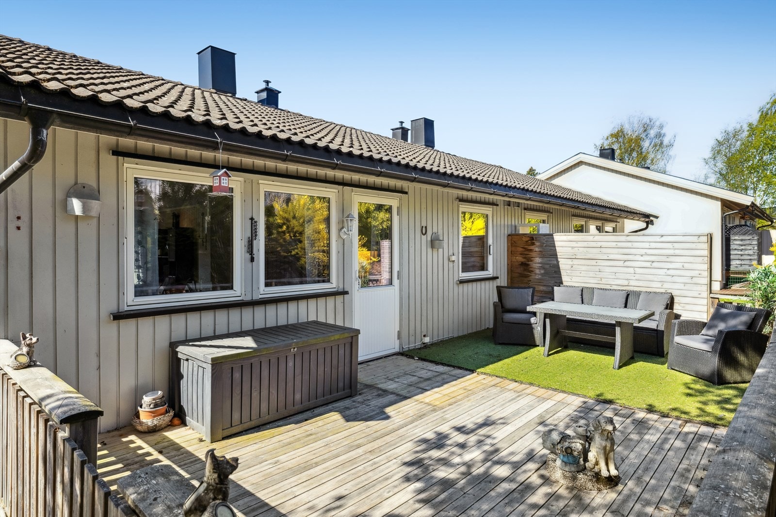 På sommeren får du en naturlig forlengelse av stuen med en stor, usjenert og solrik terrasse. Her er det god plass til lounge-møbler, perfekt for avslapning og sosialt samvær i det fine været. Galleribilde