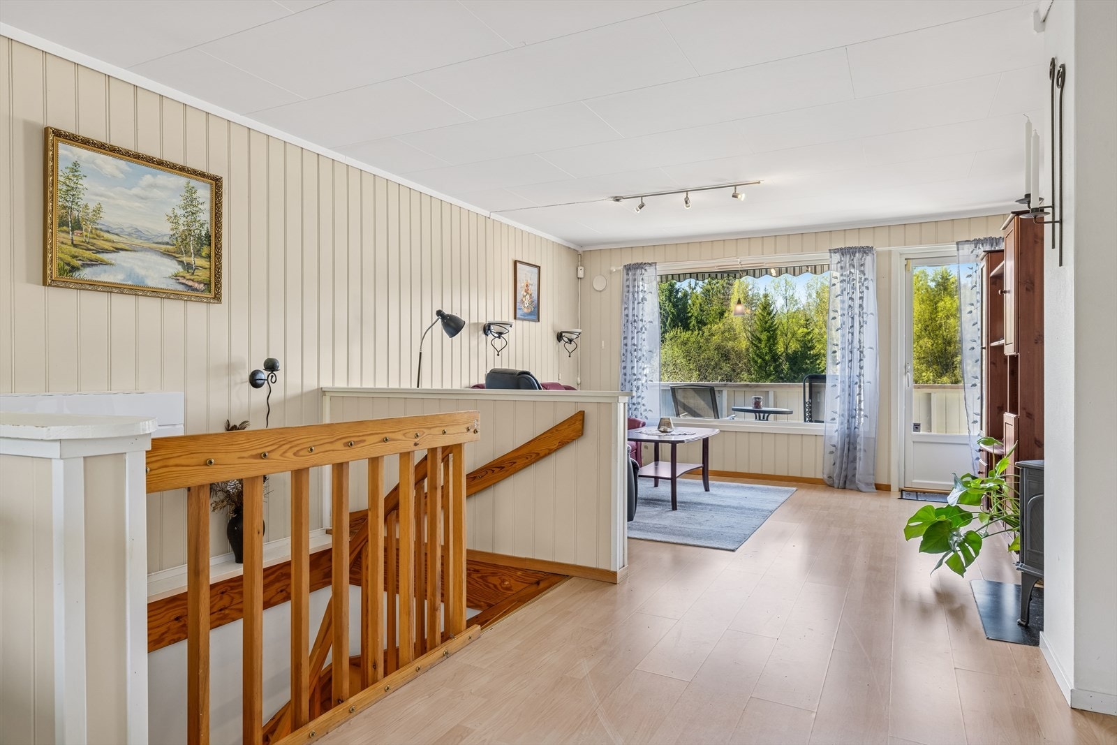 Stuen har gjennomlys fra to himmelretninger og utgang til både veranda og terrasse - perfekt for å nyte sol hele dagen. Stuen er lys og trivelig stue med varmepumpe og peisovn. Galleribilde