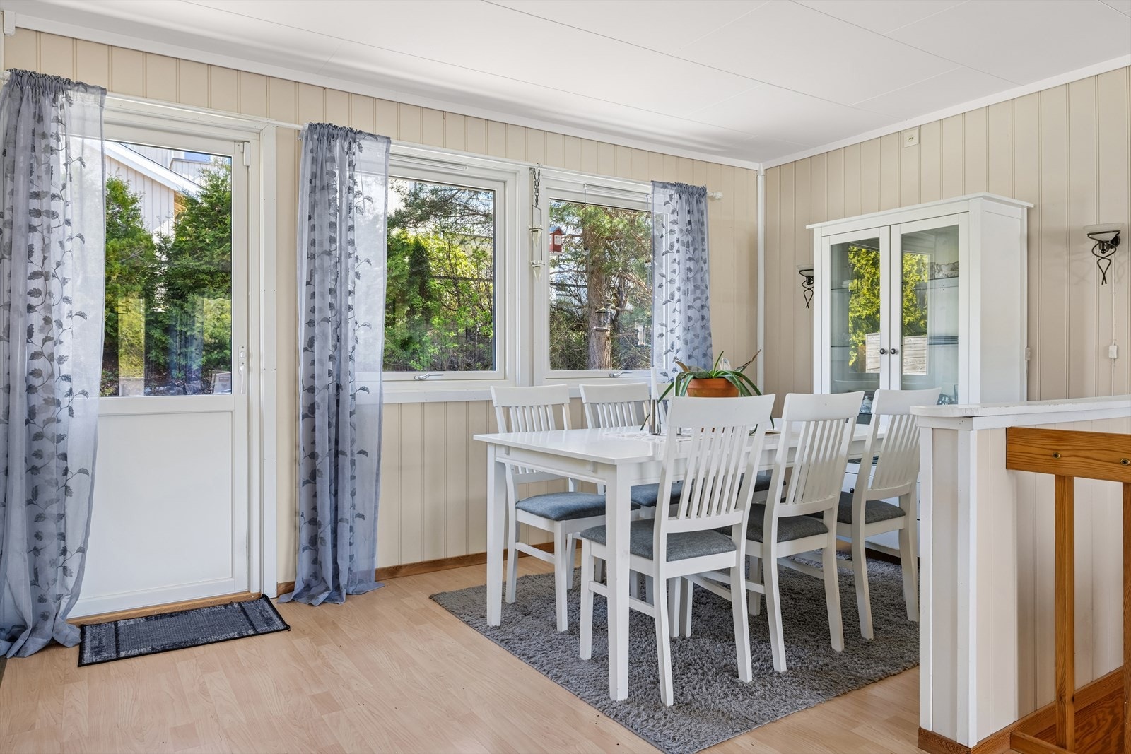 Lun og innbydende spisestue med god plass til langbord - perfekt for hyggelige middager med både familie og venner. Galleribilde