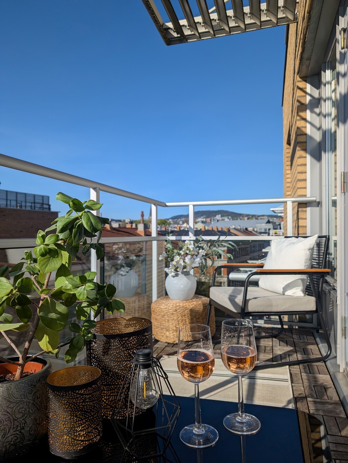 Her kan du nyte solrike sommerdager med noe godt i glasset! Galleribilde