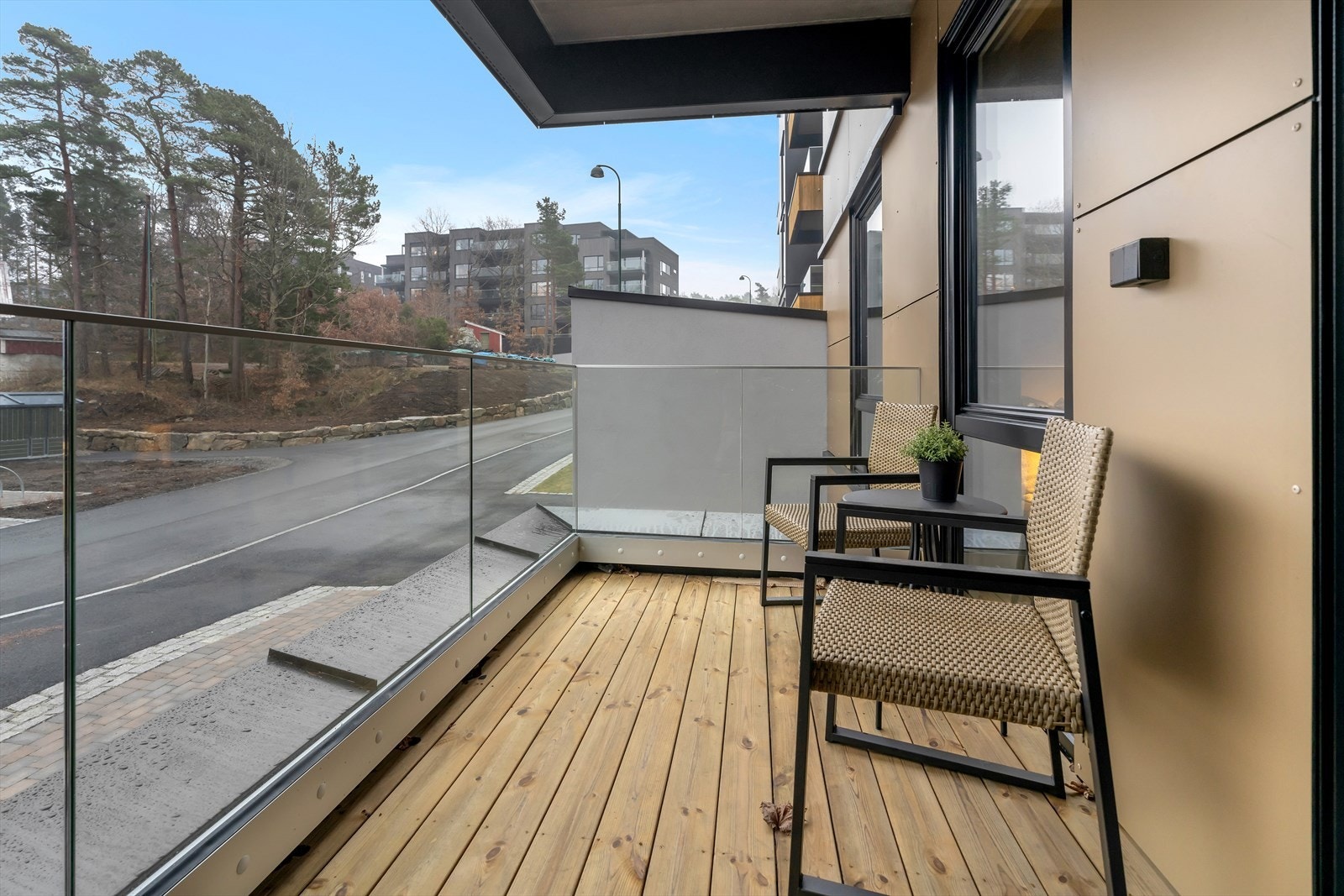 Moderne balkong på inngangssiden. Vendt mot Hagebyen. Her vil man få morgensol Galleribilde