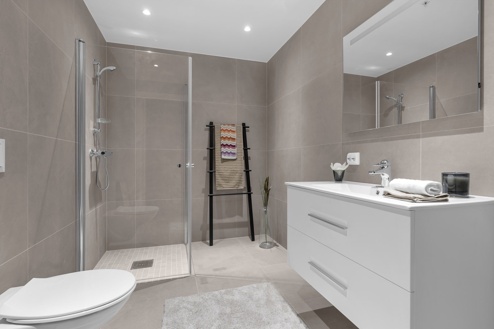 Godt med oppbevaring og delikate fliser for en eksklusiv følelse Galleribilde