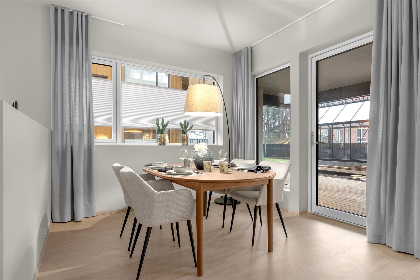 Lys og innbydende spisestue med store vindusflater som slipper inn rikelig med naturlig lys. Perfekt for hyggelige måltider. Galleribilde