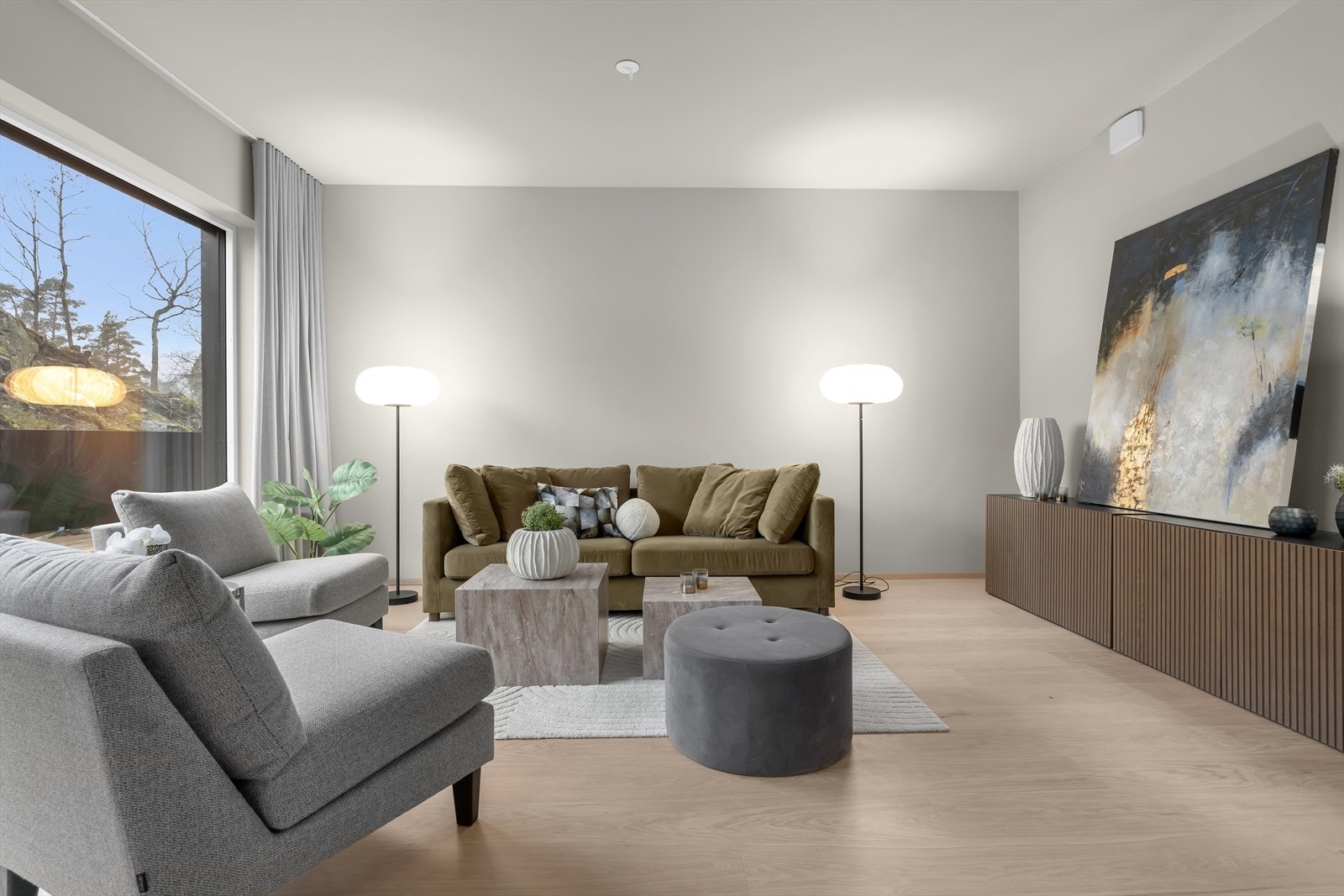 Lys og romslig stue som er perfekt for både avslapning og besøk av gjester Galleribilde