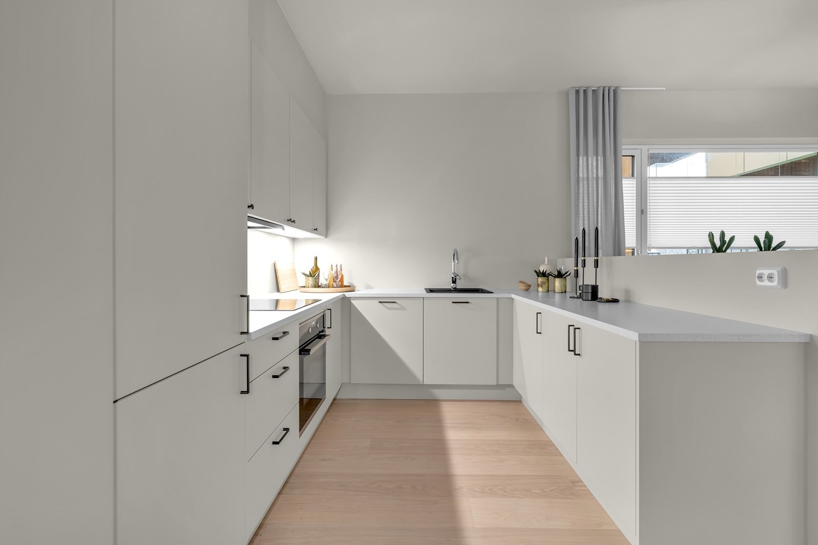 Moderne kjøkken med rene linjer og lys atmosfære. Praktisk utforming og meget god benkeplass Galleribilde