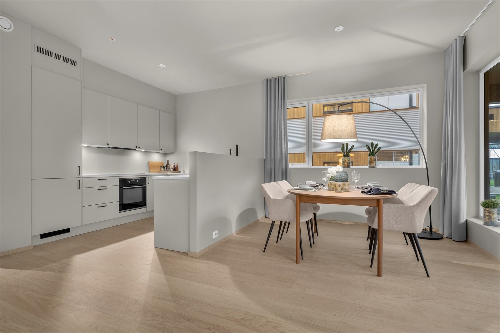 Godt med kjøkkeinnredning fra Strai Kjøkken. Praktisk løsning med spisebord like ved kjøkken Galleribilde