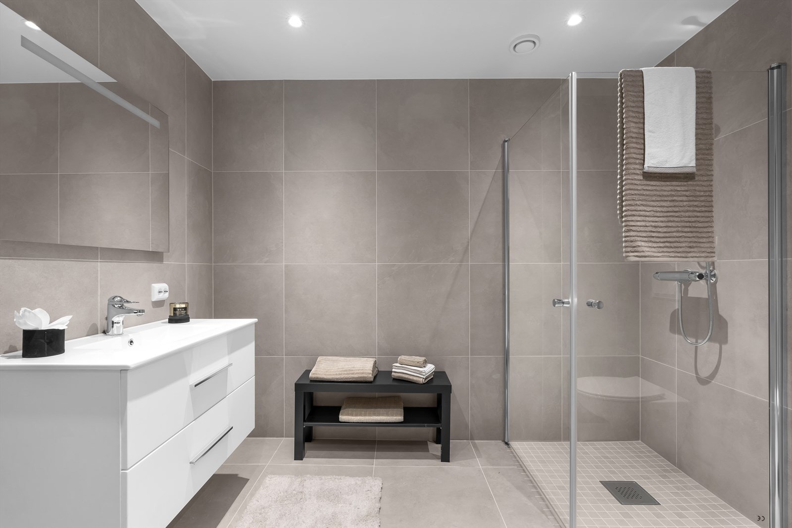 Moderne og stilrent bad med romslig dusj med innfellbare dører Galleribilde