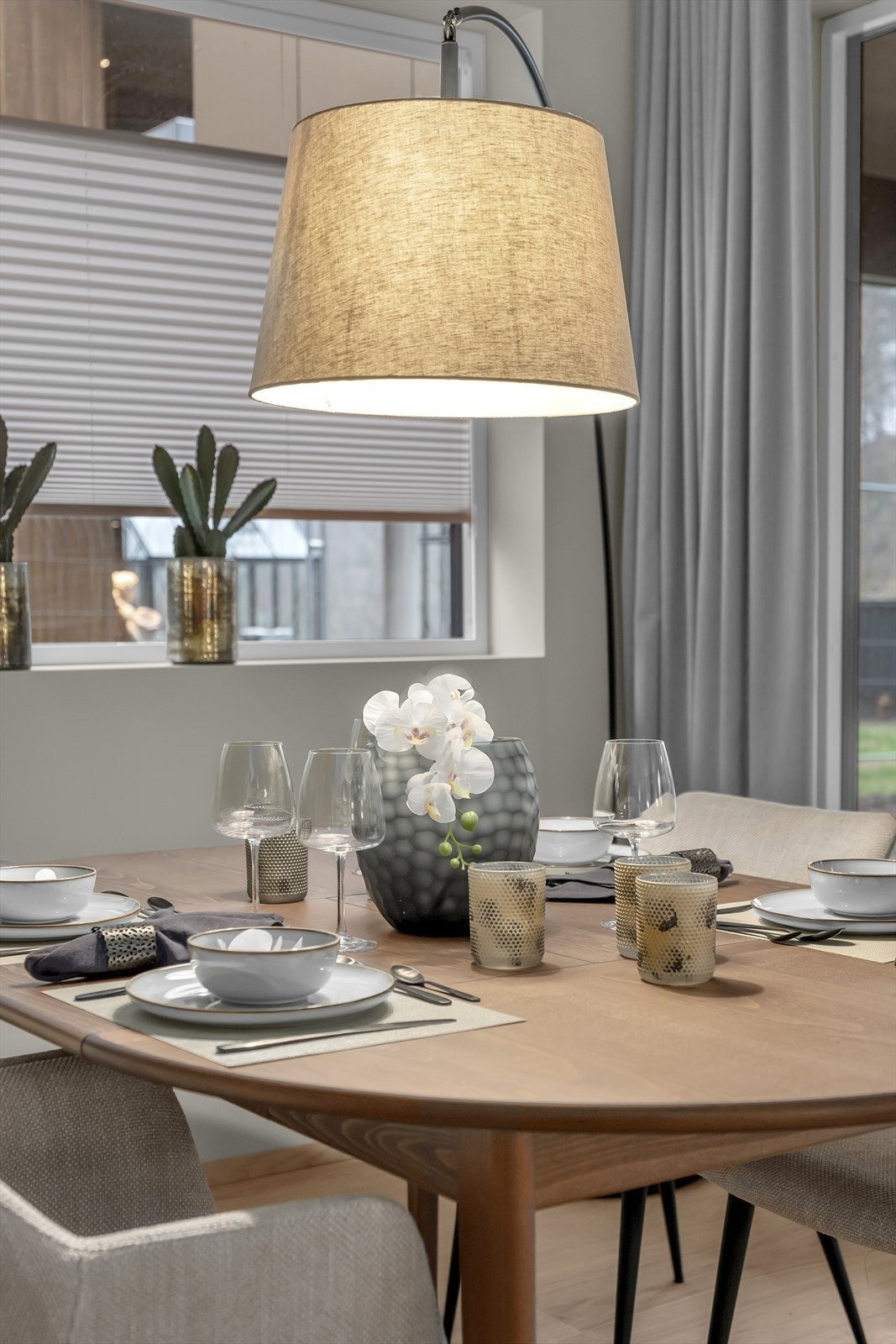 Moderne spisestue med elegant belysning og stilfulle detaljer, perfekt for hyggelige måltider Galleribilde