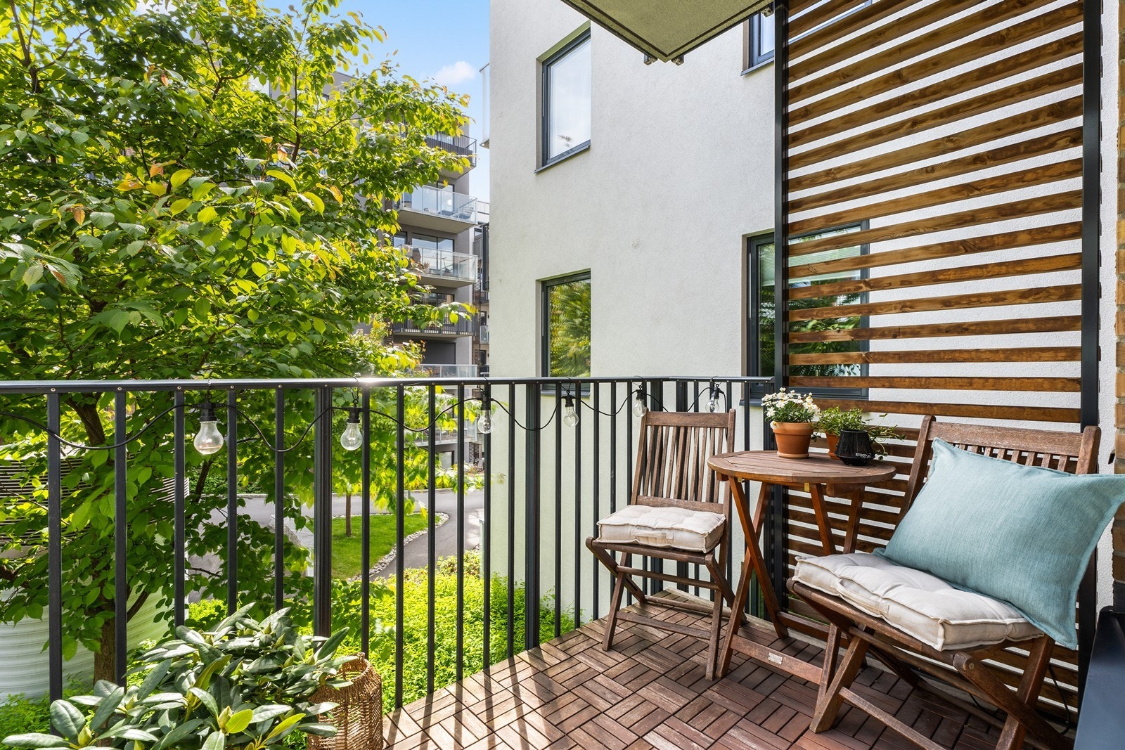 Fra stuen er det direkte utgang til en solrik, sydøstvendt balkong på ca. 4 m² med deilig morgen- og formiddagssol. Perfekt for en rolig start på dagen. Skulle du ønske deg mer sol og utsikt? Ja, da tar du i bare heisen opp til den flotte takterrassen. Galleribilde