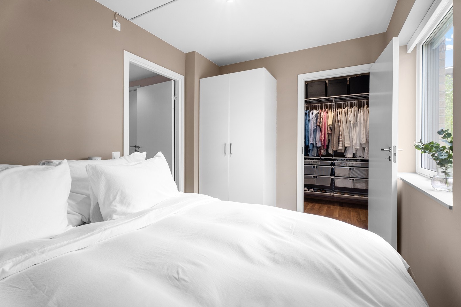 Dette flotte soverommet har både garderobeskap og walk-in. Galleribilde