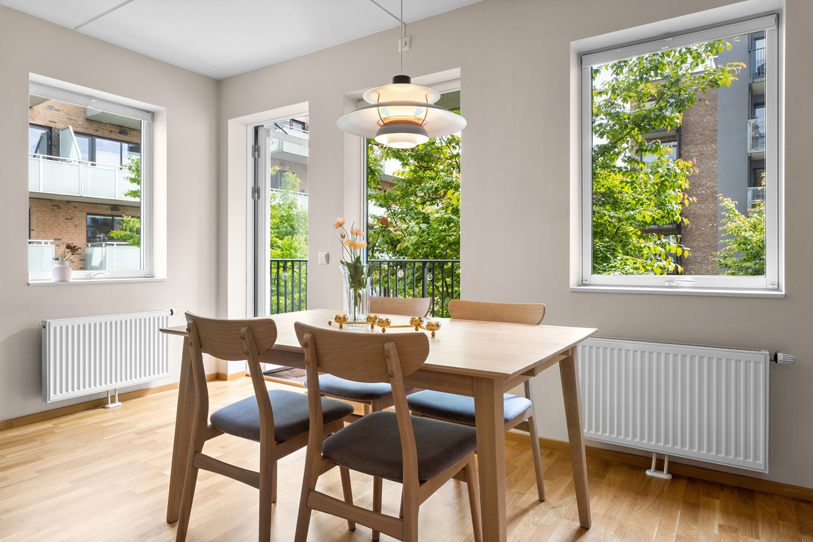 Plisségardiner er montert for fleksibel skjerming og økt komfort. Galleribilde