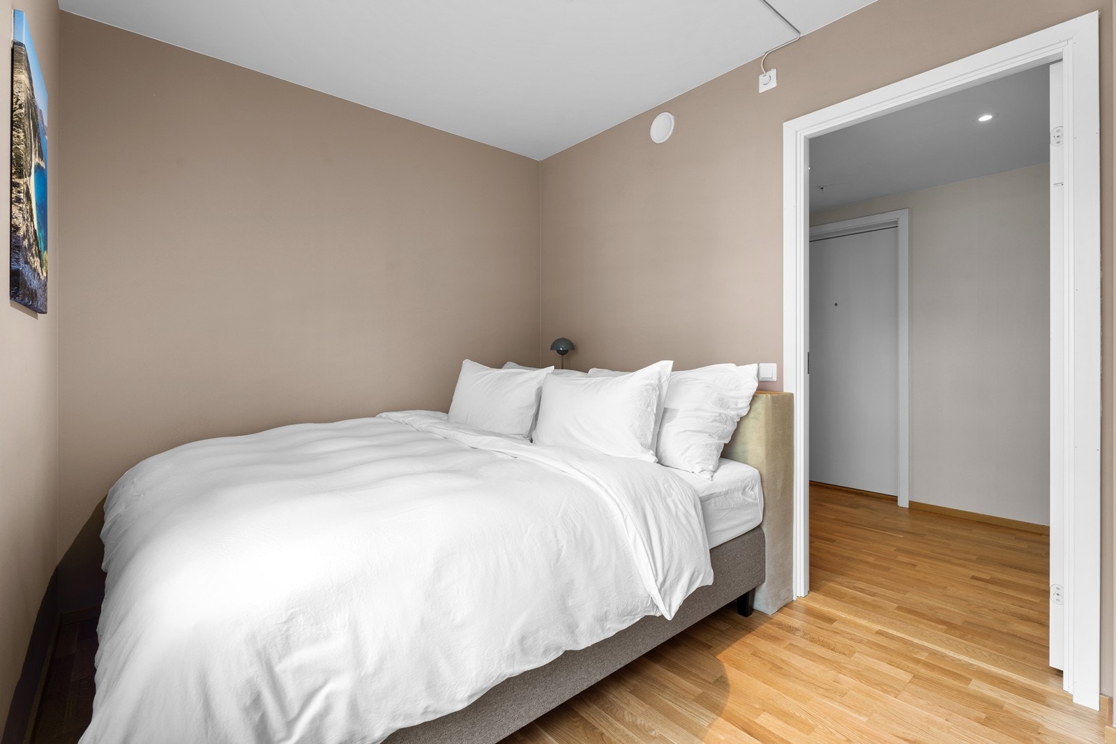 Et herlig og godt soverom som ligger stille og rolig til, noe forøvrig også hele leiligheten gjør. Galleribilde