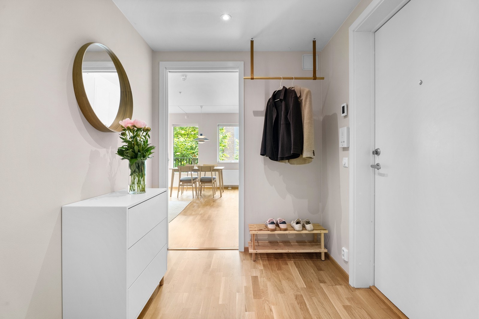 Velkommen inn! Leiligheten har en romslig og innbydende entré med downlights i himlingen, som gir et moderne preg og bidrar til et godt førsteinntrykk allerede ved inngang. Galleribilde