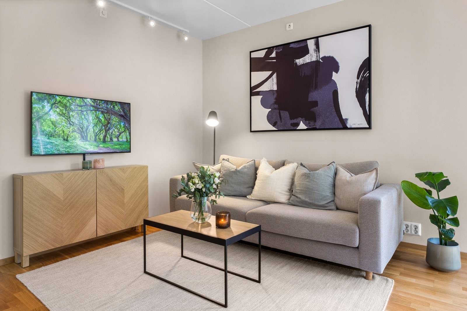 Leiligheten ble oppført i 2017 og har moderne nybyggkvaliteter som balansert ventilasjon, noe som bl.a bidrar til et godt og energieffektivt inneklima. Galleribilde