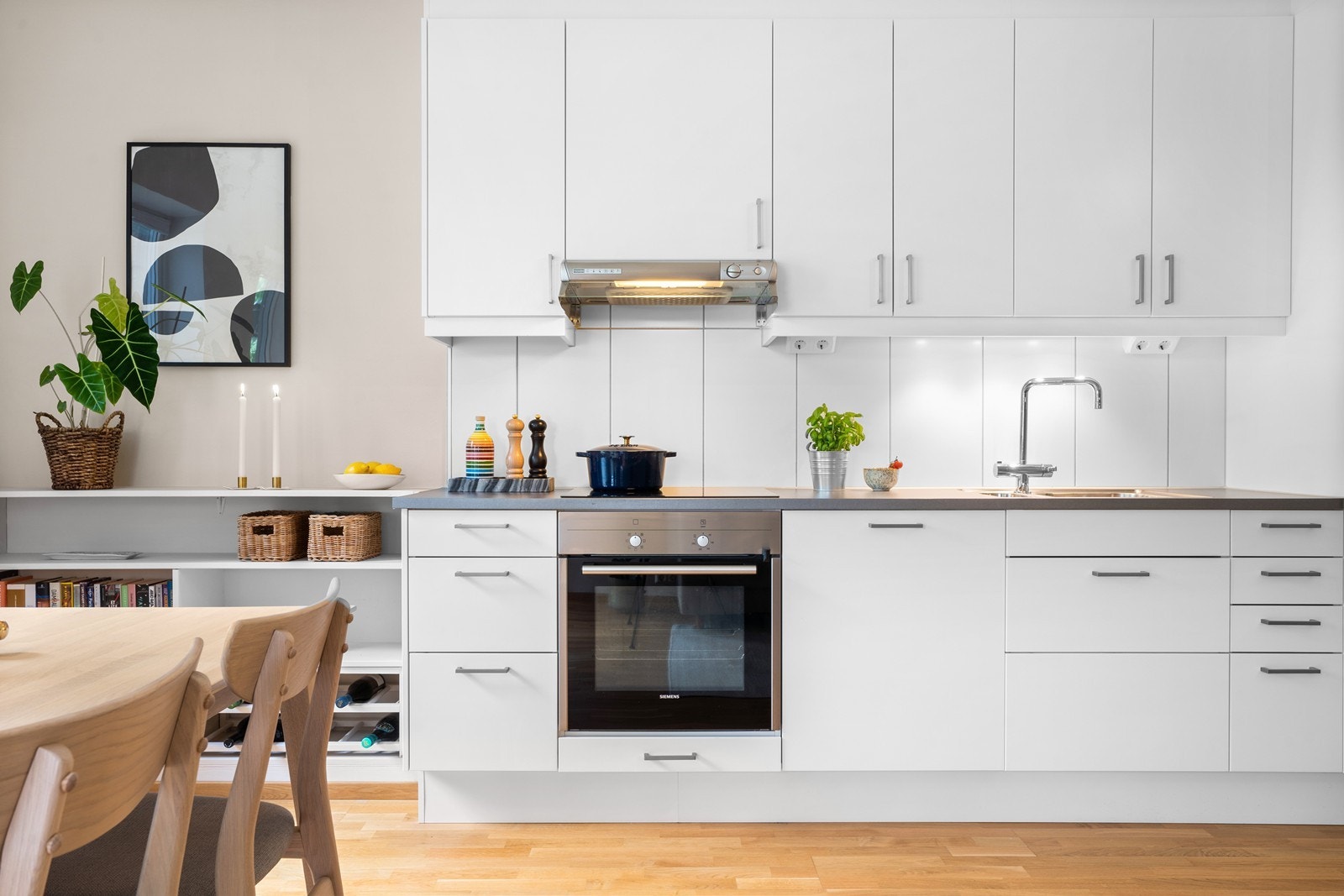 Praktisk avtrekk over kokeplass og montert Waterguard gir ekstra trygghet i hverdagen. Galleribilde