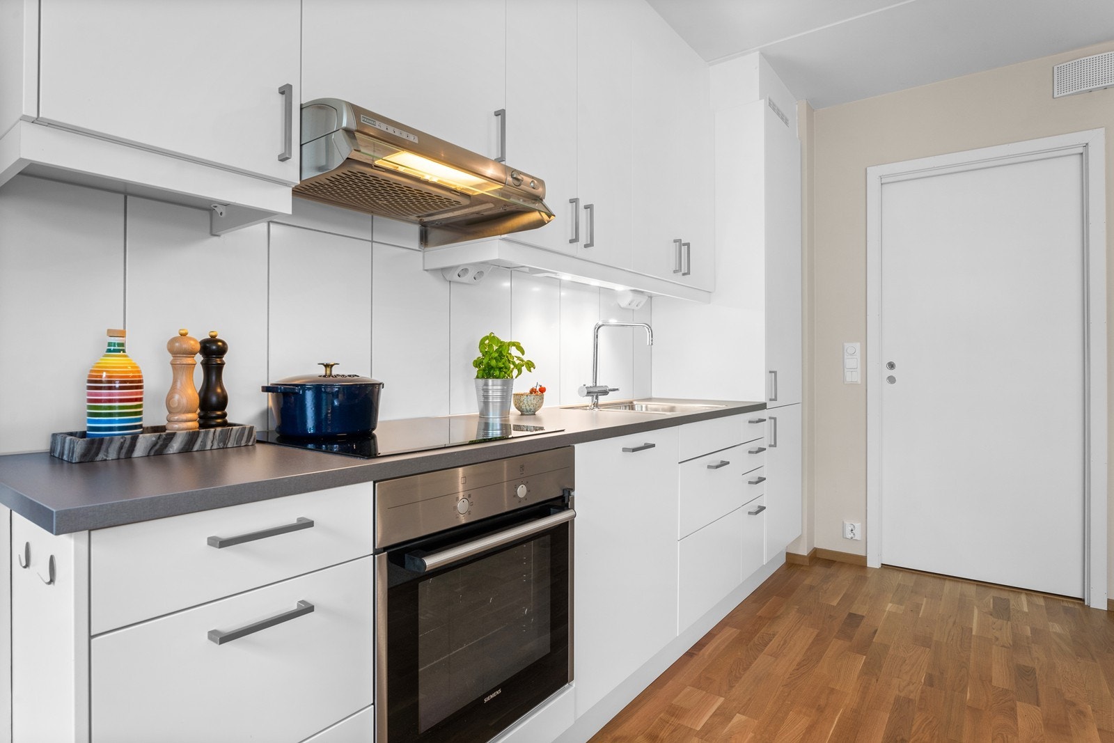 Her fra kjøkken sett mot entrè. Galleribilde