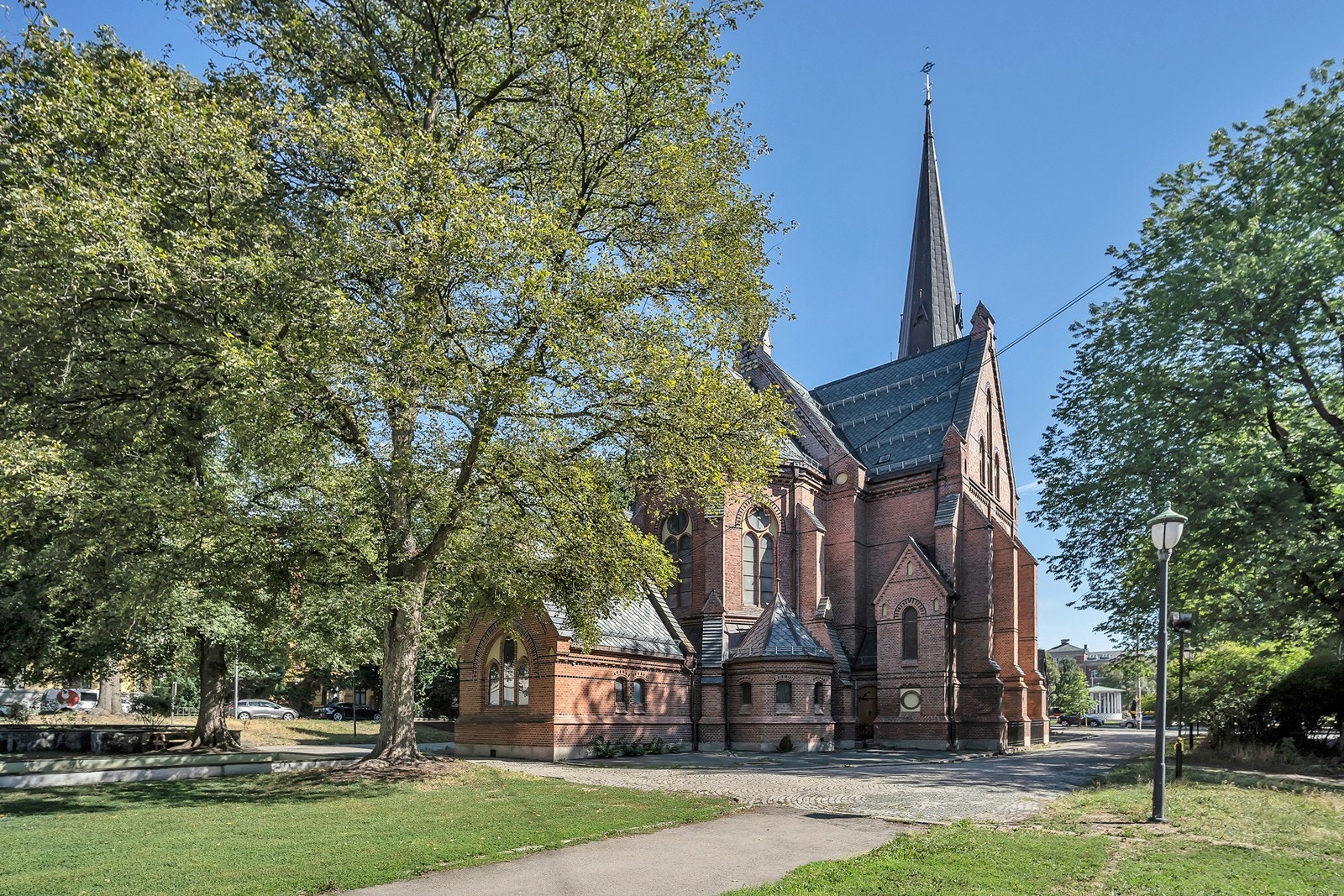 Birkelunden kirke - et vakkert landemerke i hjertet av Grünerløkka, omgitt av grønne trær og pulserende byliv. Galleribilde