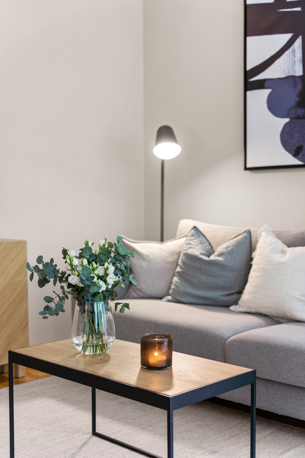 Moderne og flott, med bla. glatte fine overflater.
Visste du forresten at både kabel-tv, fibernett, varmtvann og oppvarming er inkludert i felleskostnadene? Galleribilde