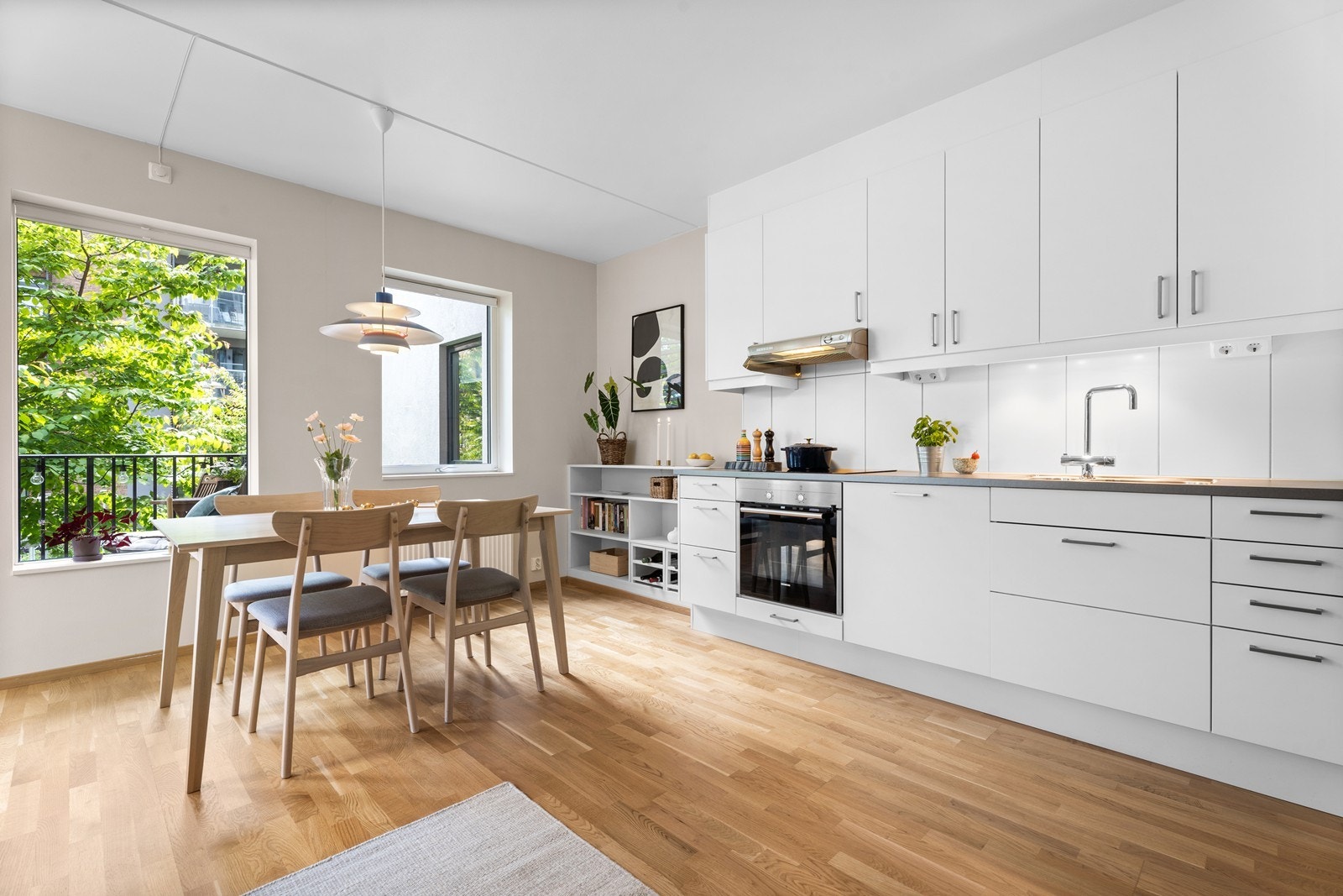 Moderne og pent Marbodal kjøkken med glatte fronter og laminat benkeplate. Galleribilde