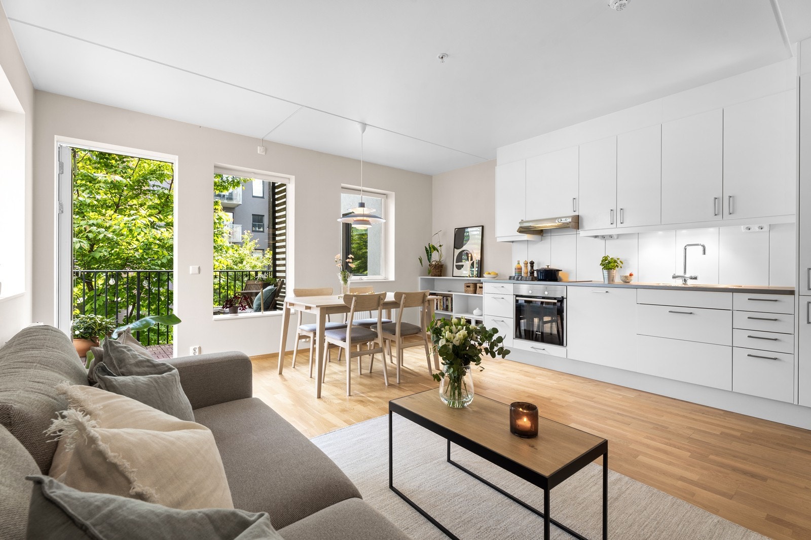 Stuen oppleves som romslig, lys og luftig. Store vindusflater slipper inn rikelig med naturlig lys. I tillegg har rommet godt med plass til både spisebord og sofa. Galleribilde