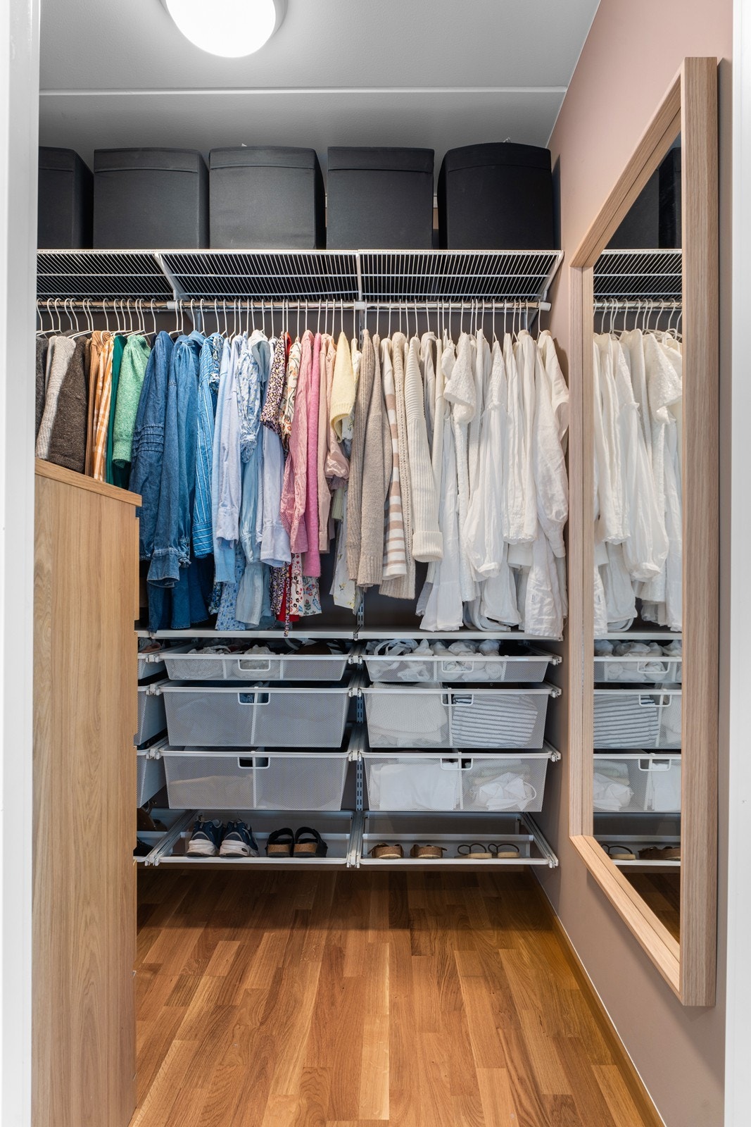 Walk-in/garderoberommet er godt innredet med smarte og gode løsninger. Perfekt for deg som ønsker orden og oversikt. Galleribilde