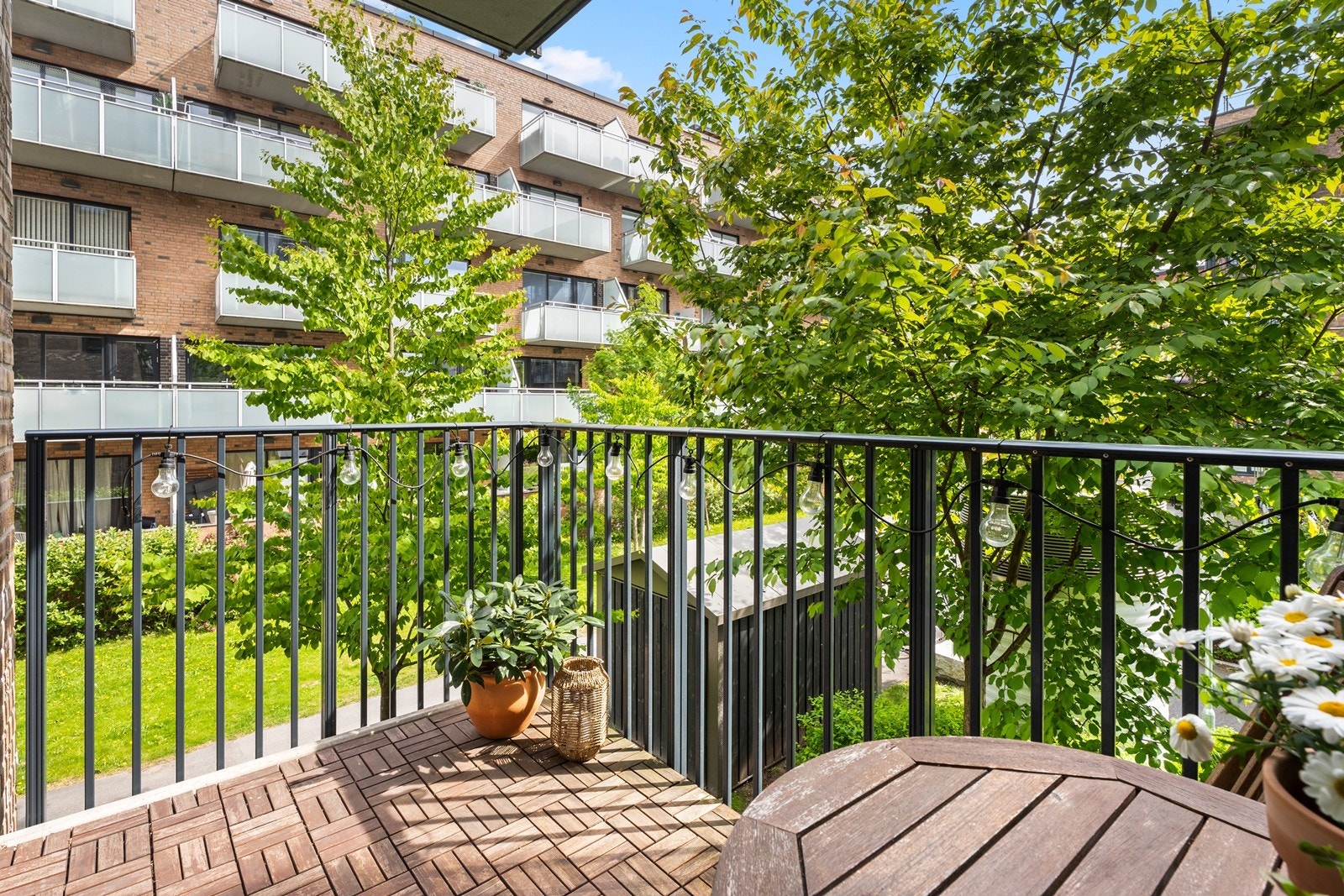 Leiligheten ligger i grønne og frodige omgivelser med høy trivselsfaktor. Galleribilde