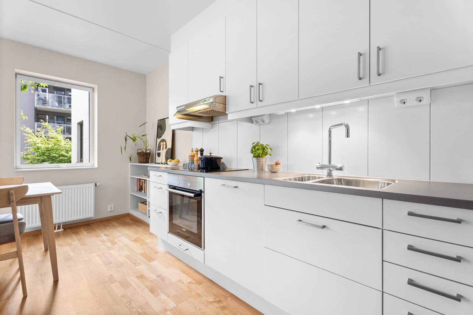 Kjøkkenet er bl.a utstyrt med integrert induksjonstopp, stekeovn, oppvaskmaskin og kjøl/fryseskap. Galleribilde