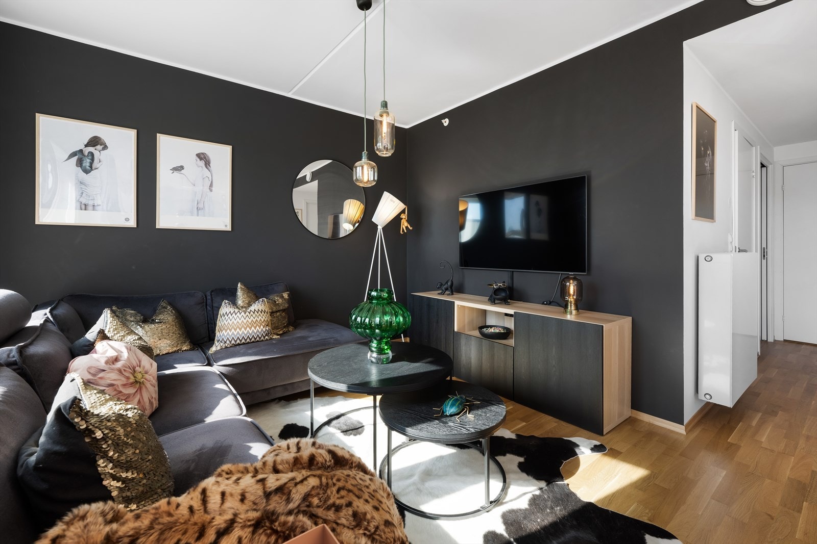 Effektiv oppvarming gjennom radiator med vannbåren varme. Galleribilde