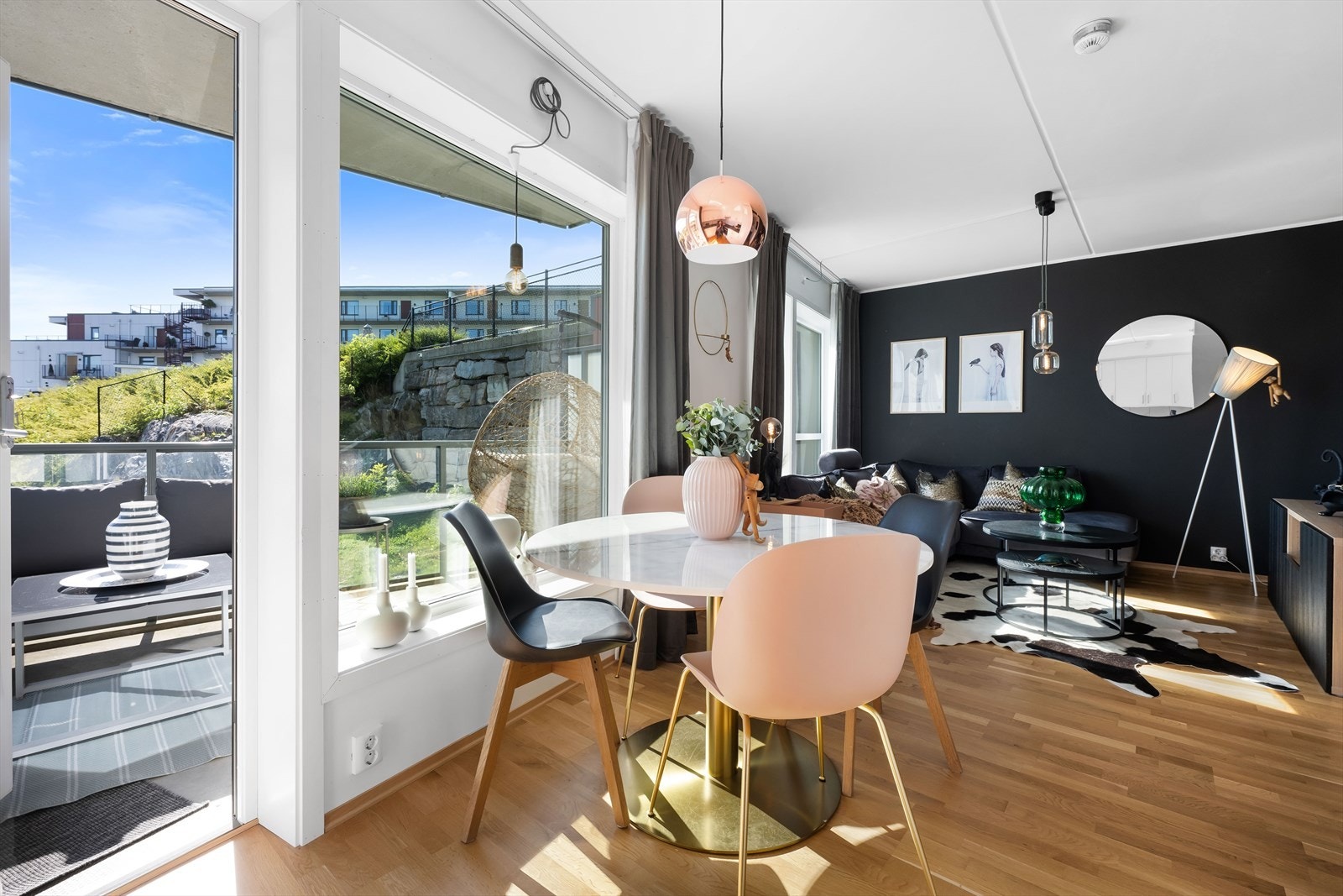 Store vindusflater gir godt med naturlig lys inn i leiligheten. Galleribilde