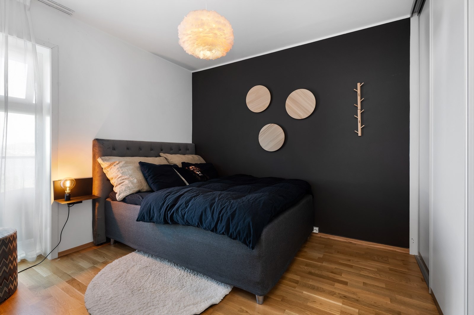 Soverom 1 er av god størrelse og inneholder en praktisk skyvedørsgarderobe. Galleribilde