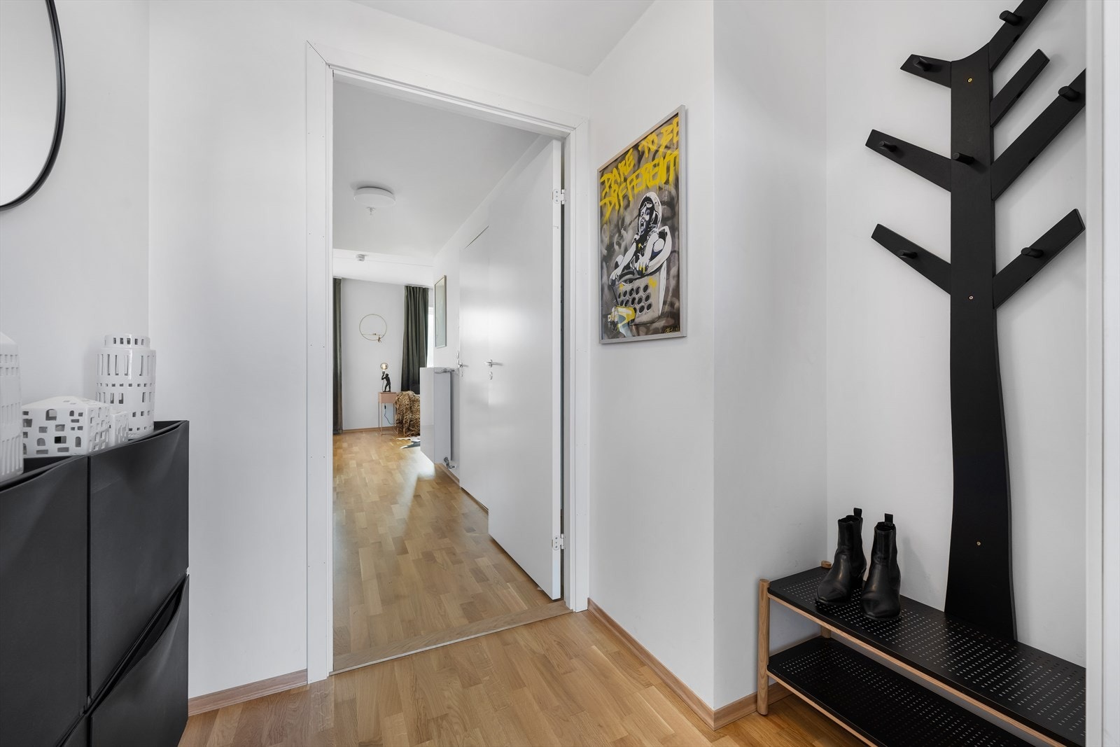 God plass til oppheng av yttertøy i entré. Galleribilde