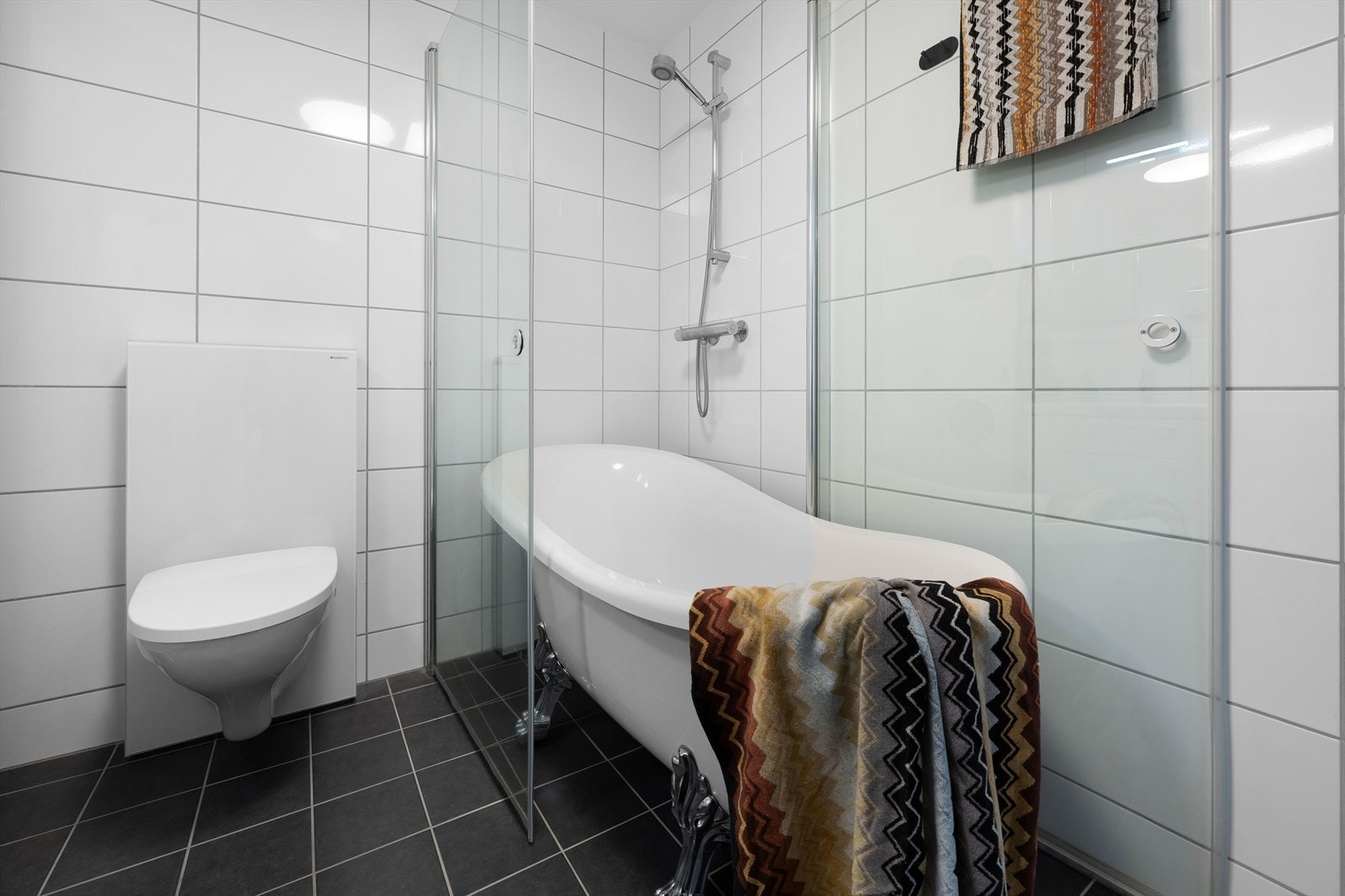 Badekaret er frittstående og kan enkelt fjernes om ønskelig. Galleribilde