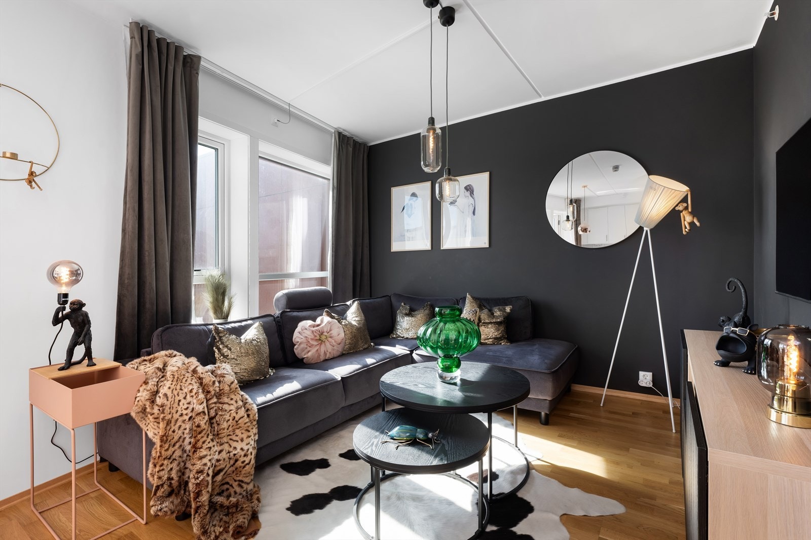 Stuen er lys og trivelig, med plass til både spise- og sittegruppe. Galleribilde