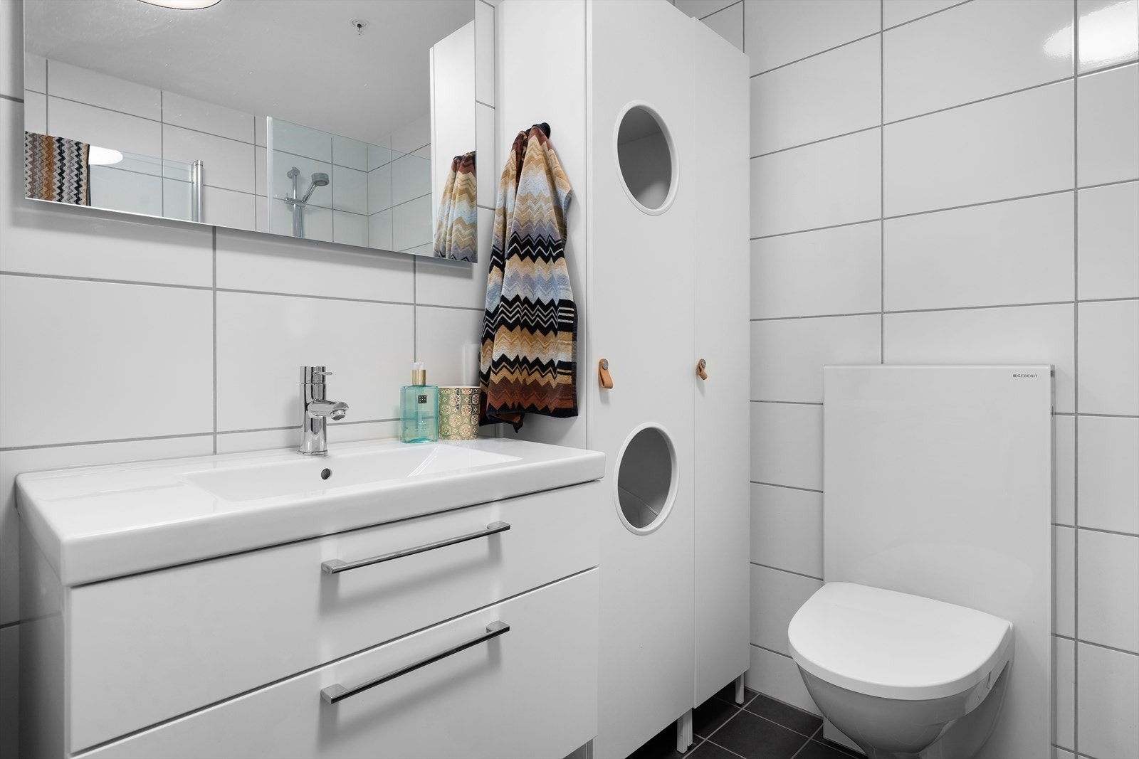 Badet er helflist og har plass til det en måtte trenge. Galleribilde