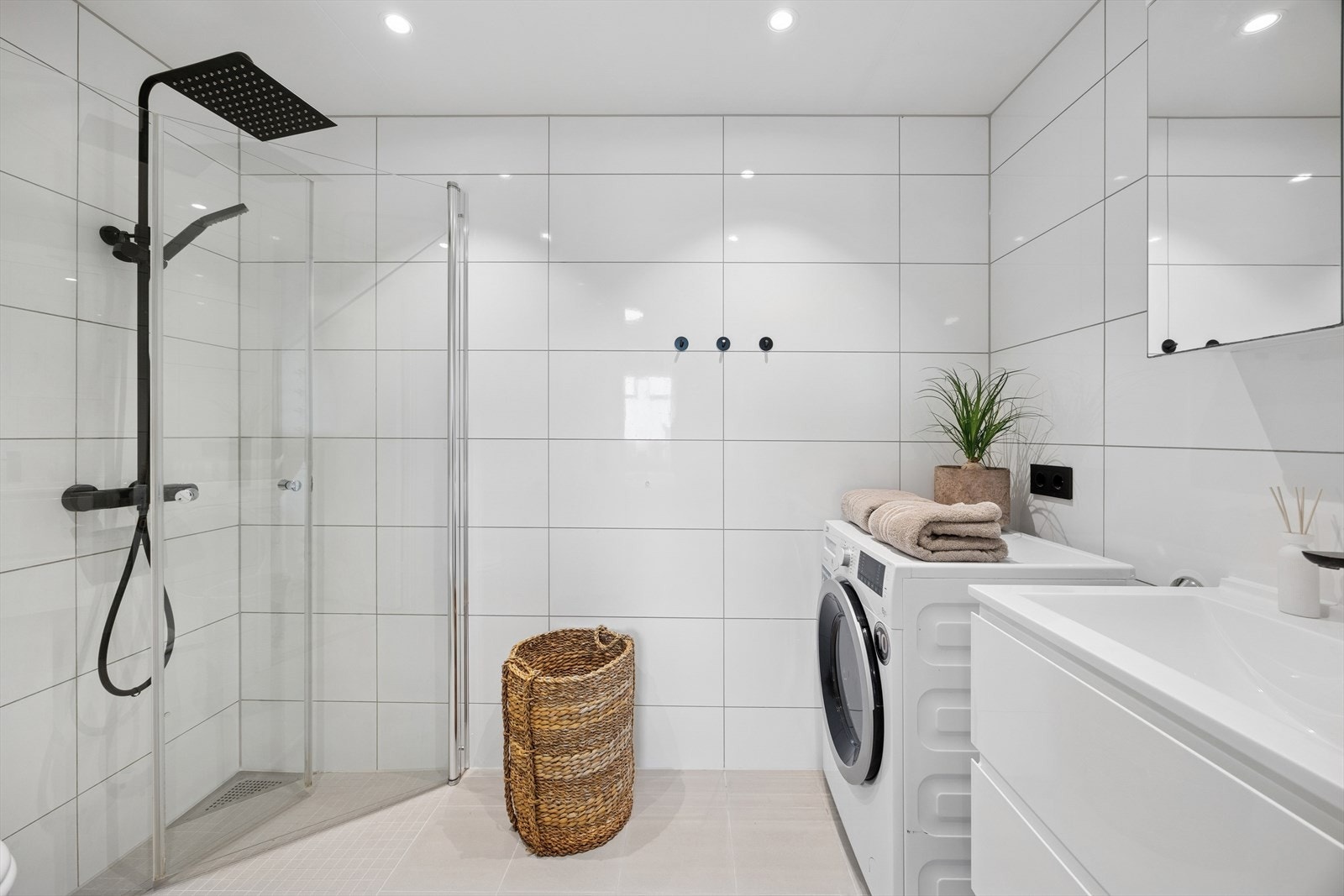 Leiligheten inneholder et kombinert bad- og vaskerom fra 2016, med flislagte overflater og behagelige varmekabler i gulvet. Galleribilde