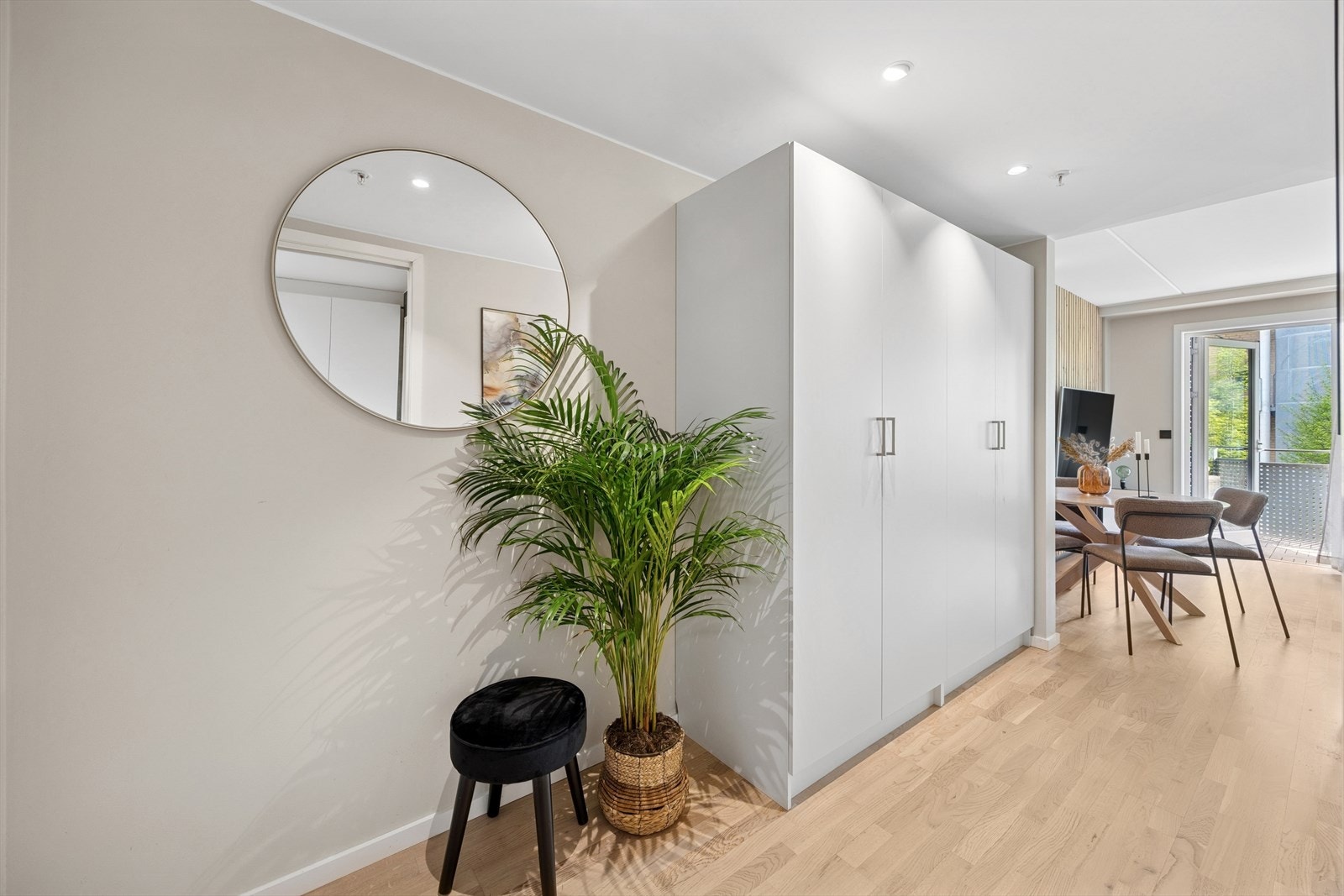 Det er rikelig med plass til oppbevaring av yttertøy og sko i garderobeskap. Galleribilde