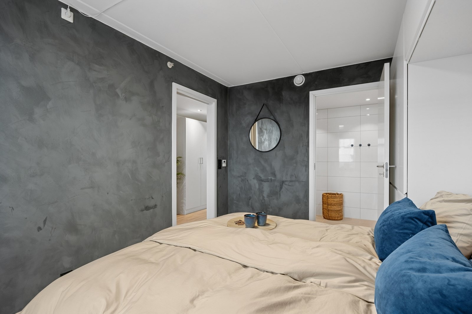 Soverommet er utformet som en suite med direkte adkomst til badet. Galleribilde