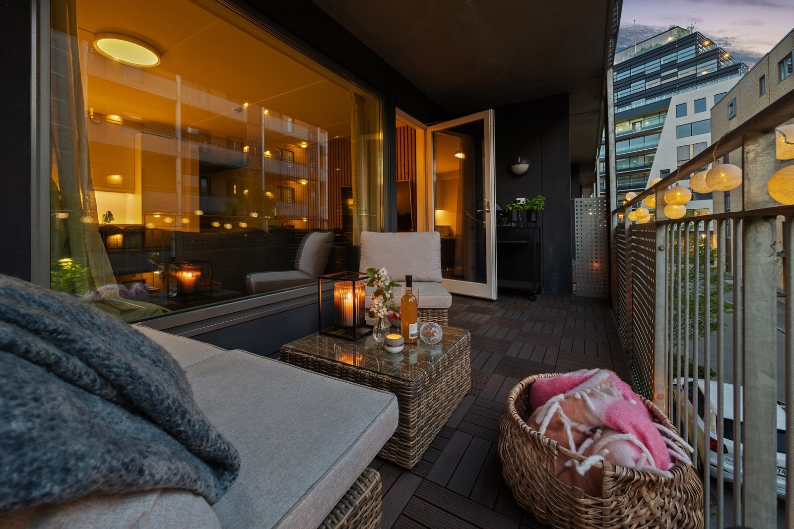 Leiligheten byr på en solrik balkong på 10 kvm, som er en fin forlengelse av stuen i sommerhalvåret. Galleribilde